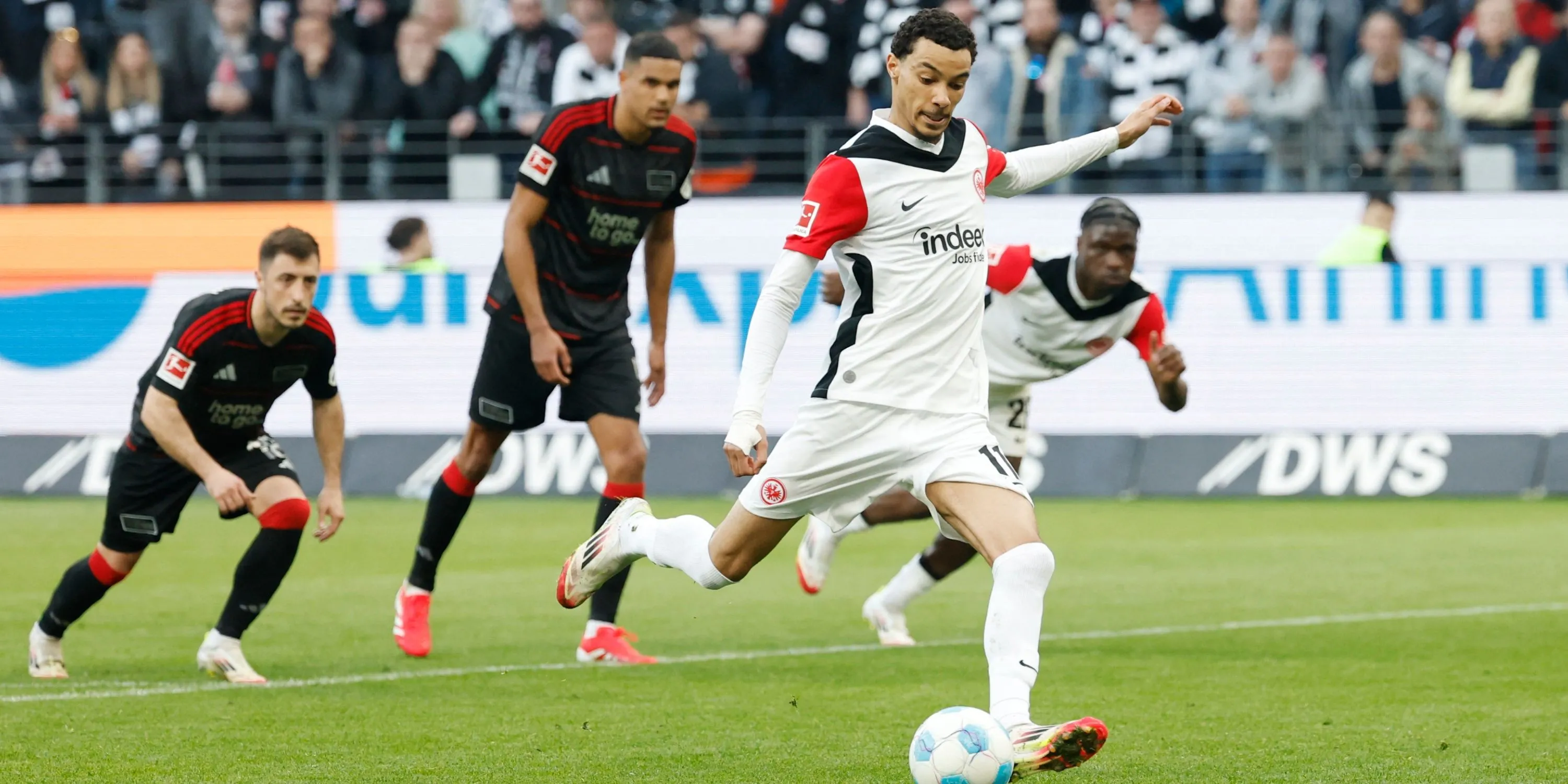 Tiền đạo Hugo Ekitike trong màu áo Eintracht Frankfurt