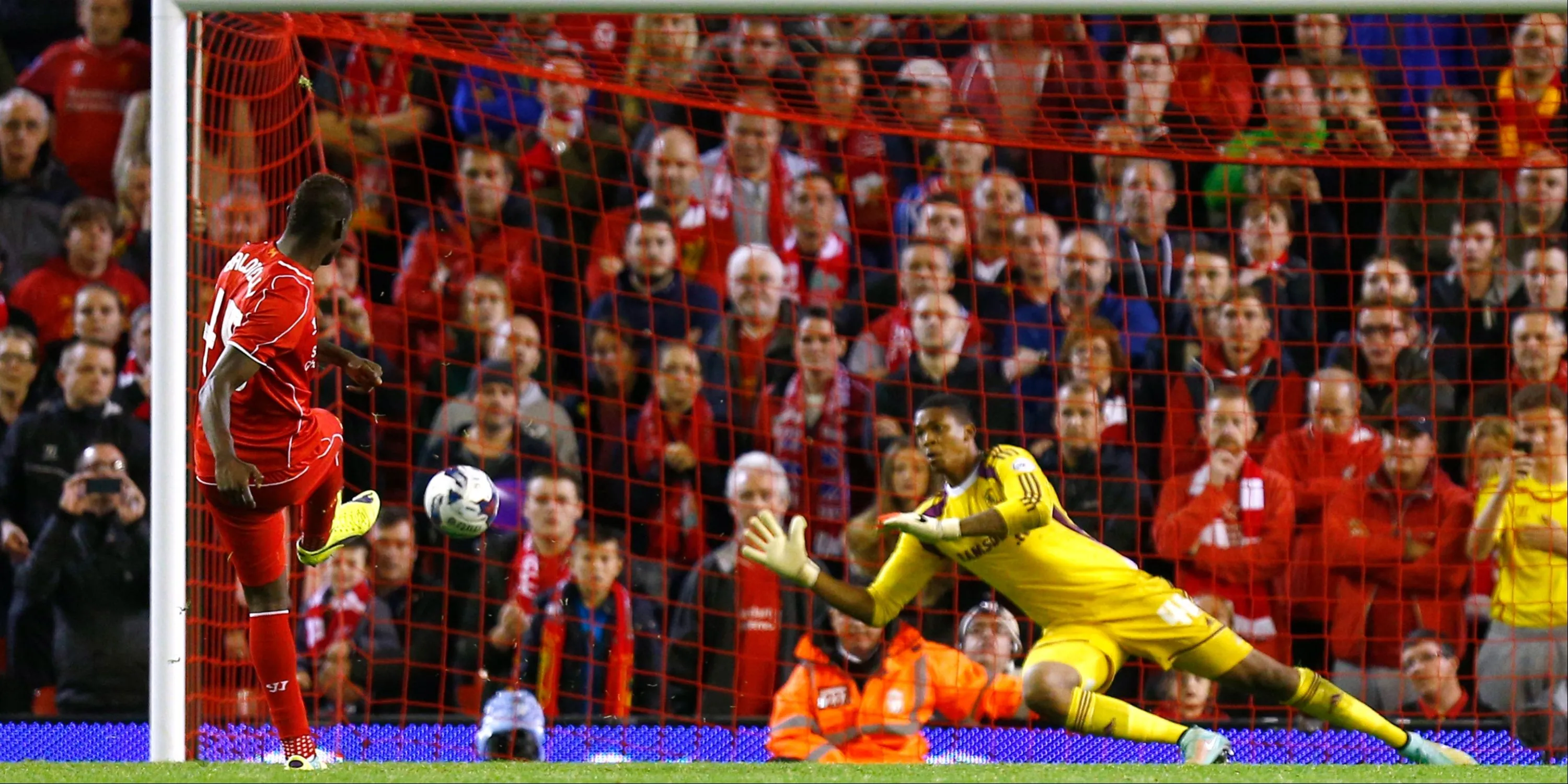 Tiền đạo Mario Balotelli trong màu áo Liverpool, nổi tiếng với kỹ năng sút penalty.