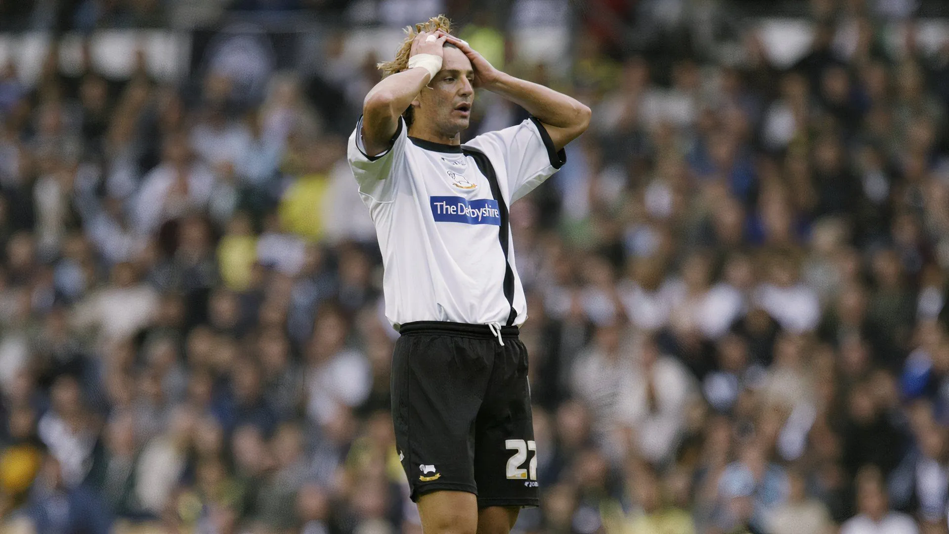 Tiền vệ Inigo Idiakez của Derby County trong trận đấu quan trọng tại Pride Park