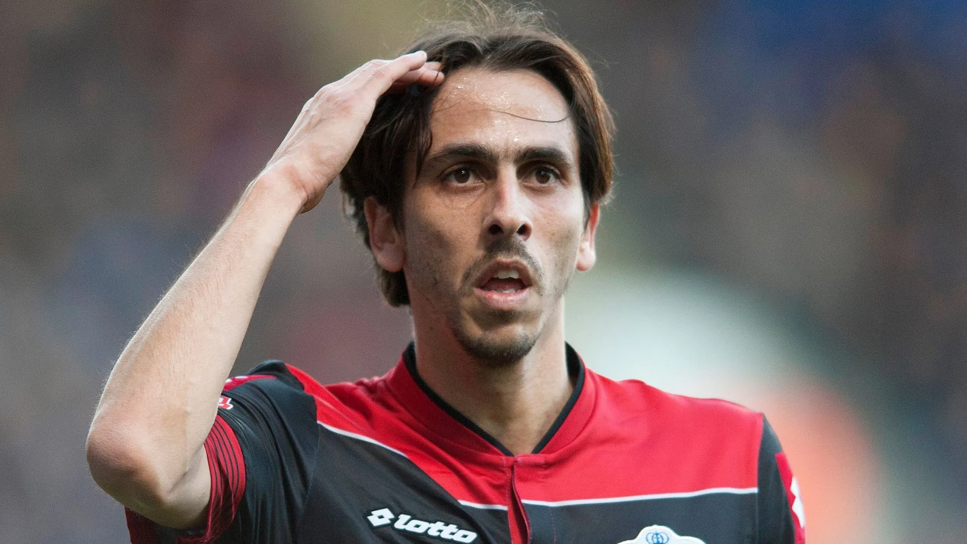 Tiền vệ Yossi Benayoun thi đấu cho QPR ở Championship