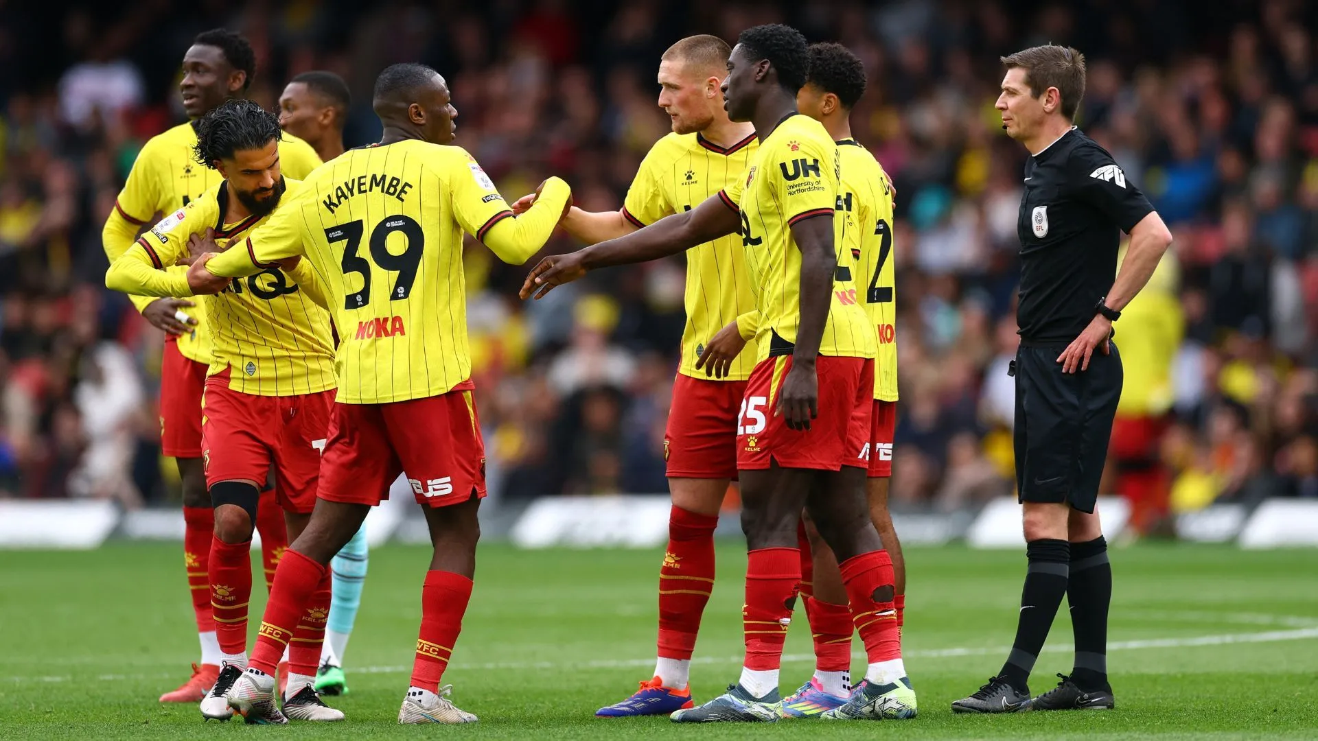 Trọng tài EFL Matt Donohue trong trận đấu của Watford