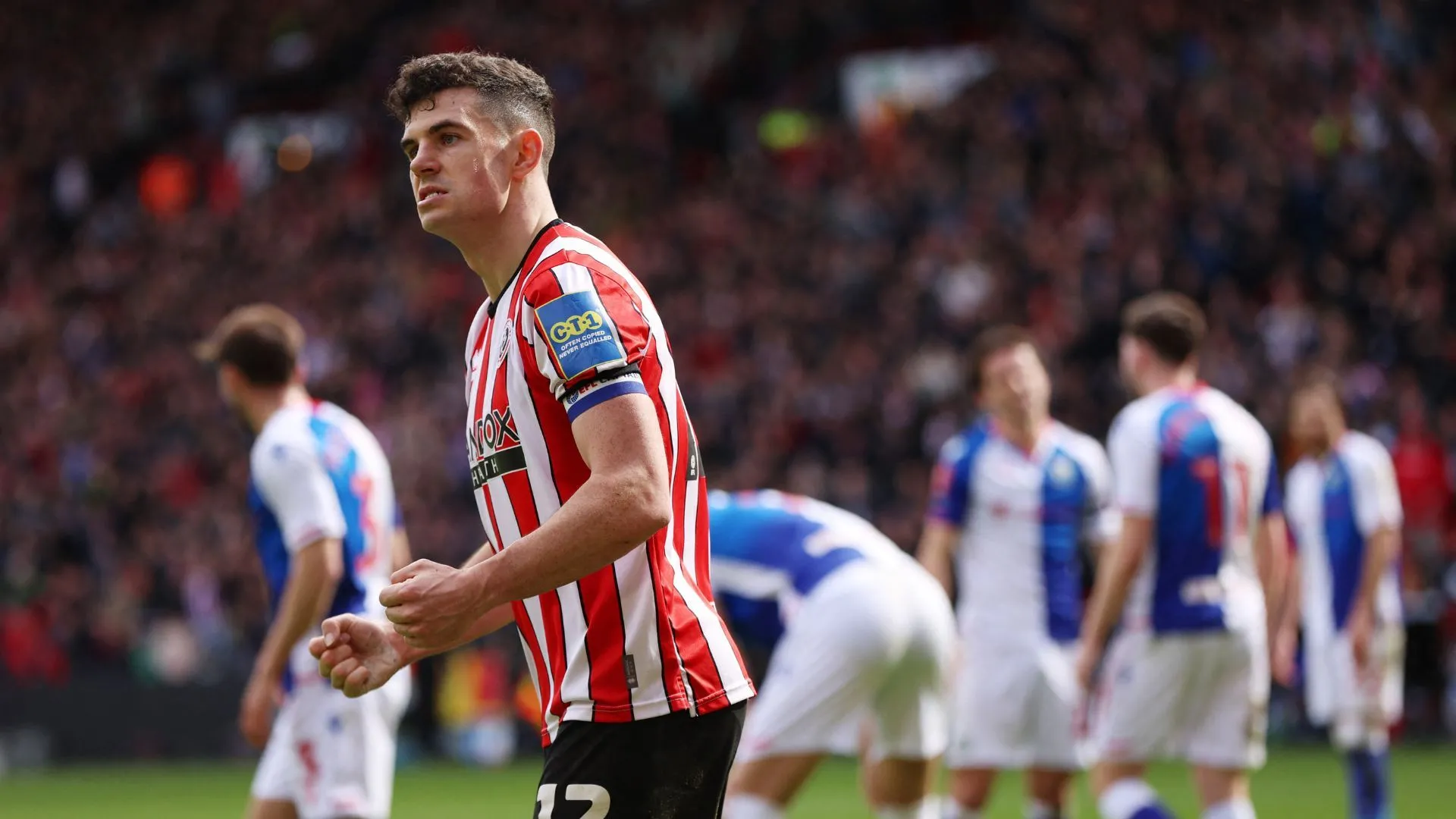 Trung vệ John Egan trong trận đấu của Sheffield United, biểu tượng cho phong độ đỉnh cao trước đây của cầu thủ này.