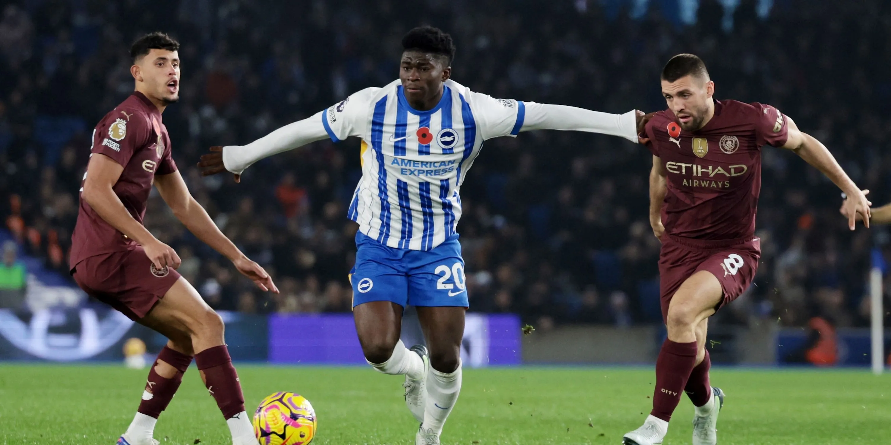 Carlos Baleba của Brighton tranh chấp bóng quyết liệt với Mateo Kovacic của Manchester City, minh chứng cho khả năng phòng ngự của tiền vệ này.