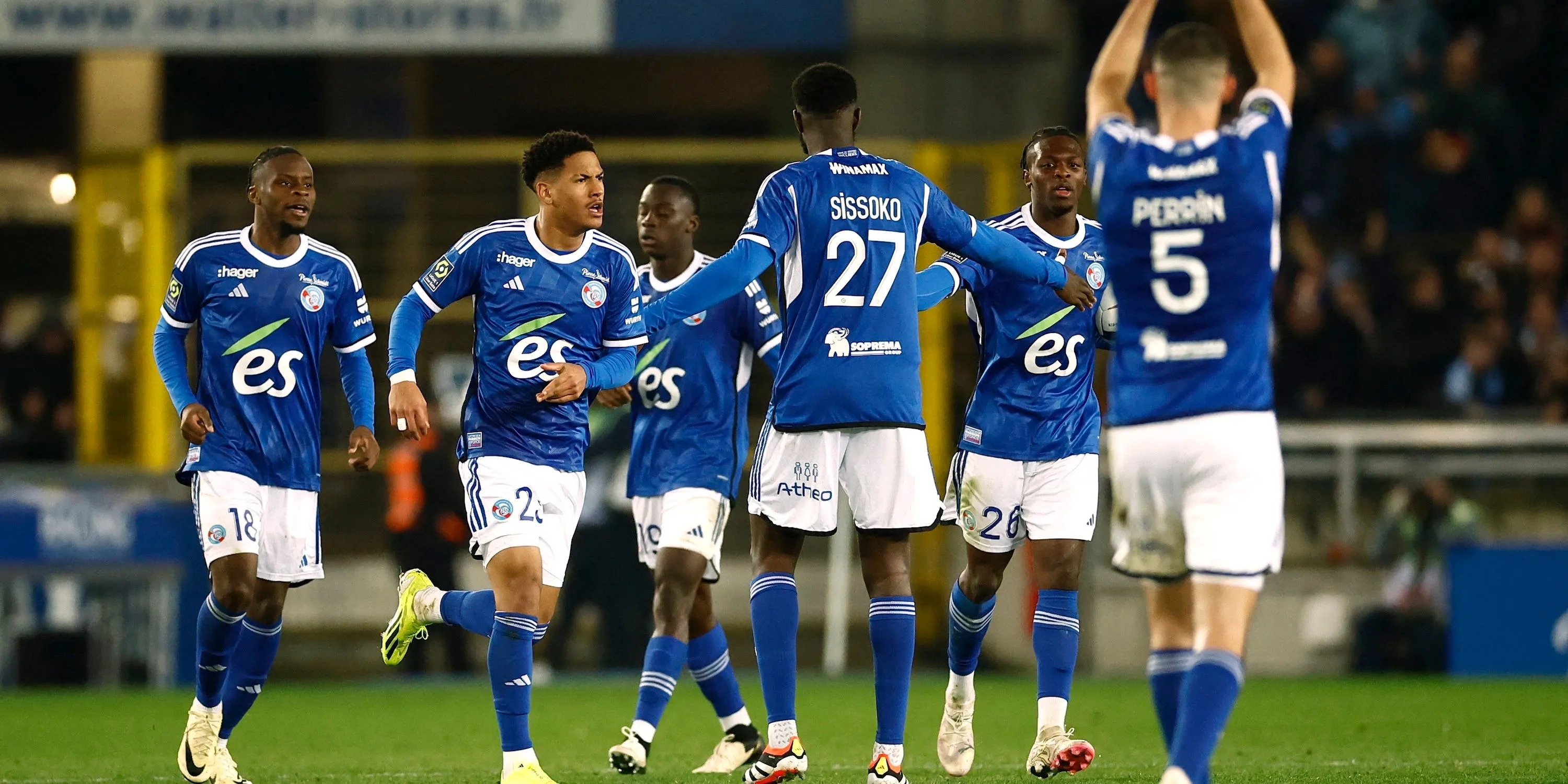 Dilane Bakwa ăn mừng bàn thắng cho RC Strasbourg
