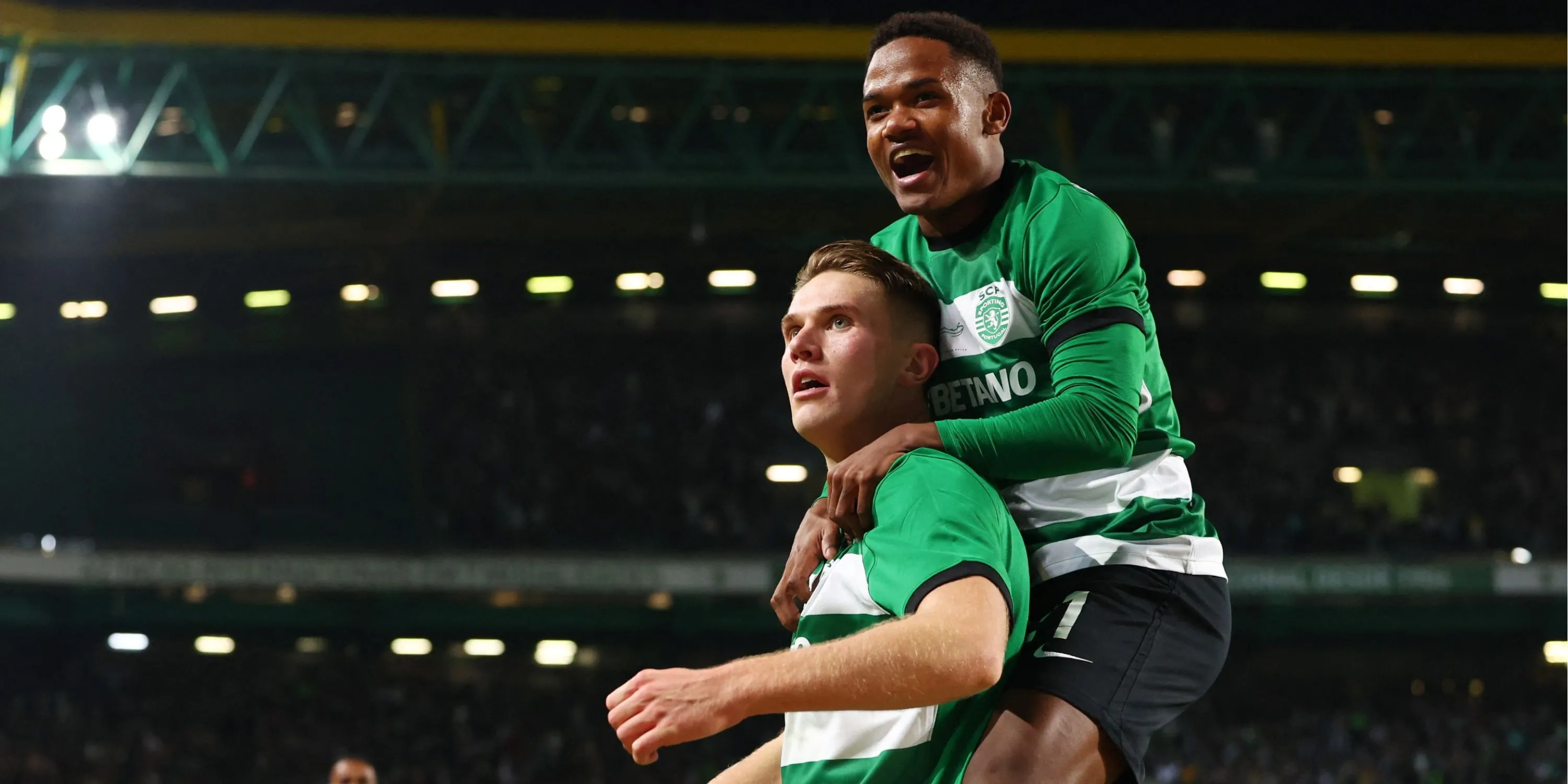 Geny Catamo ăn mừng cùng đồng đội Viktor Gyokeres trong màu áo Sporting CP, thể hiện tinh thần đồng đội và niềm vui chiến thắng.
