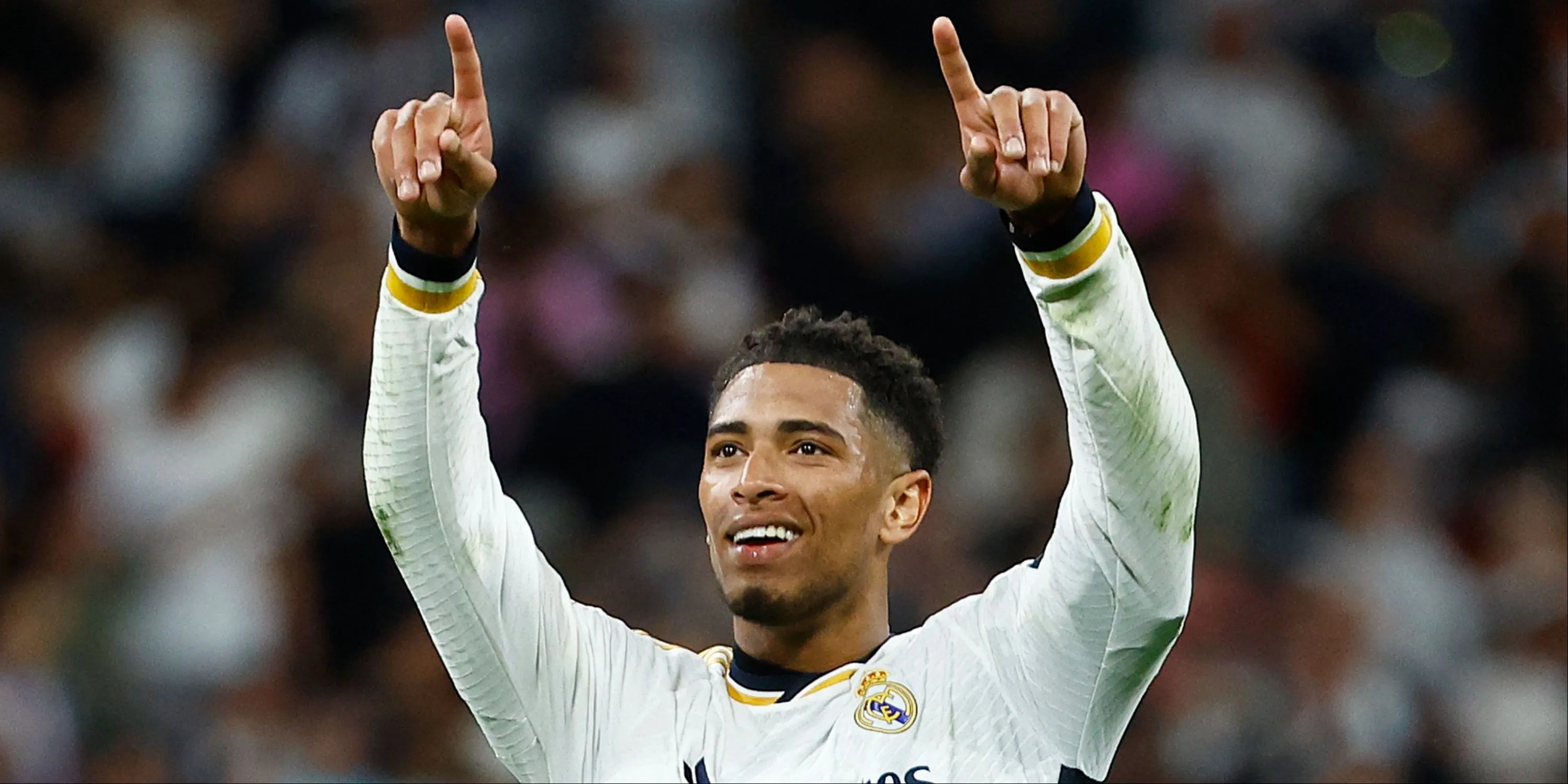 Jude Bellingham mỉm cười và chỉ vào người hâm mộ Real Madrid