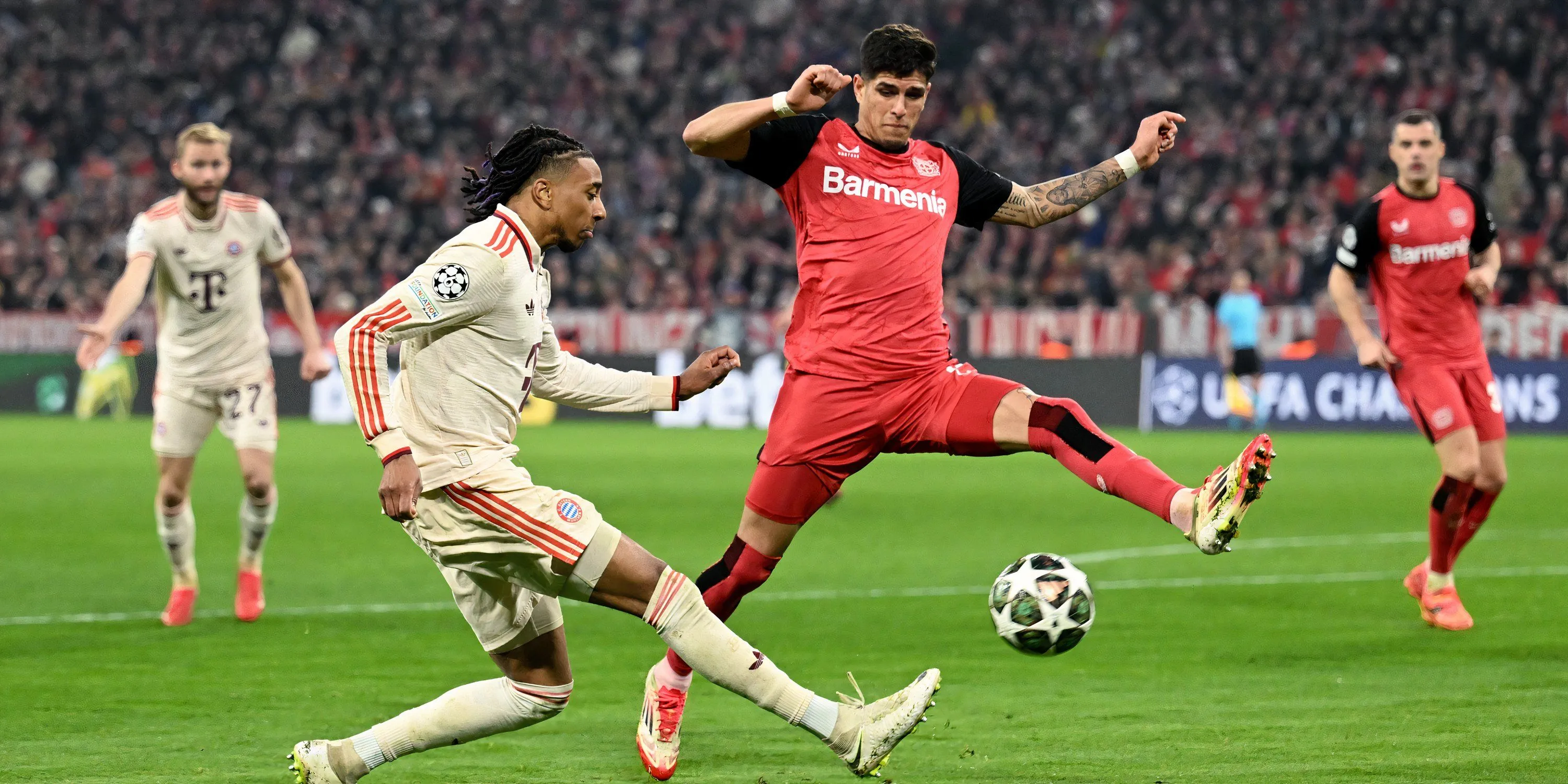 Piero Hincapie trong màu áo Bayer Leverkusen thi đấu tại Bundesliga