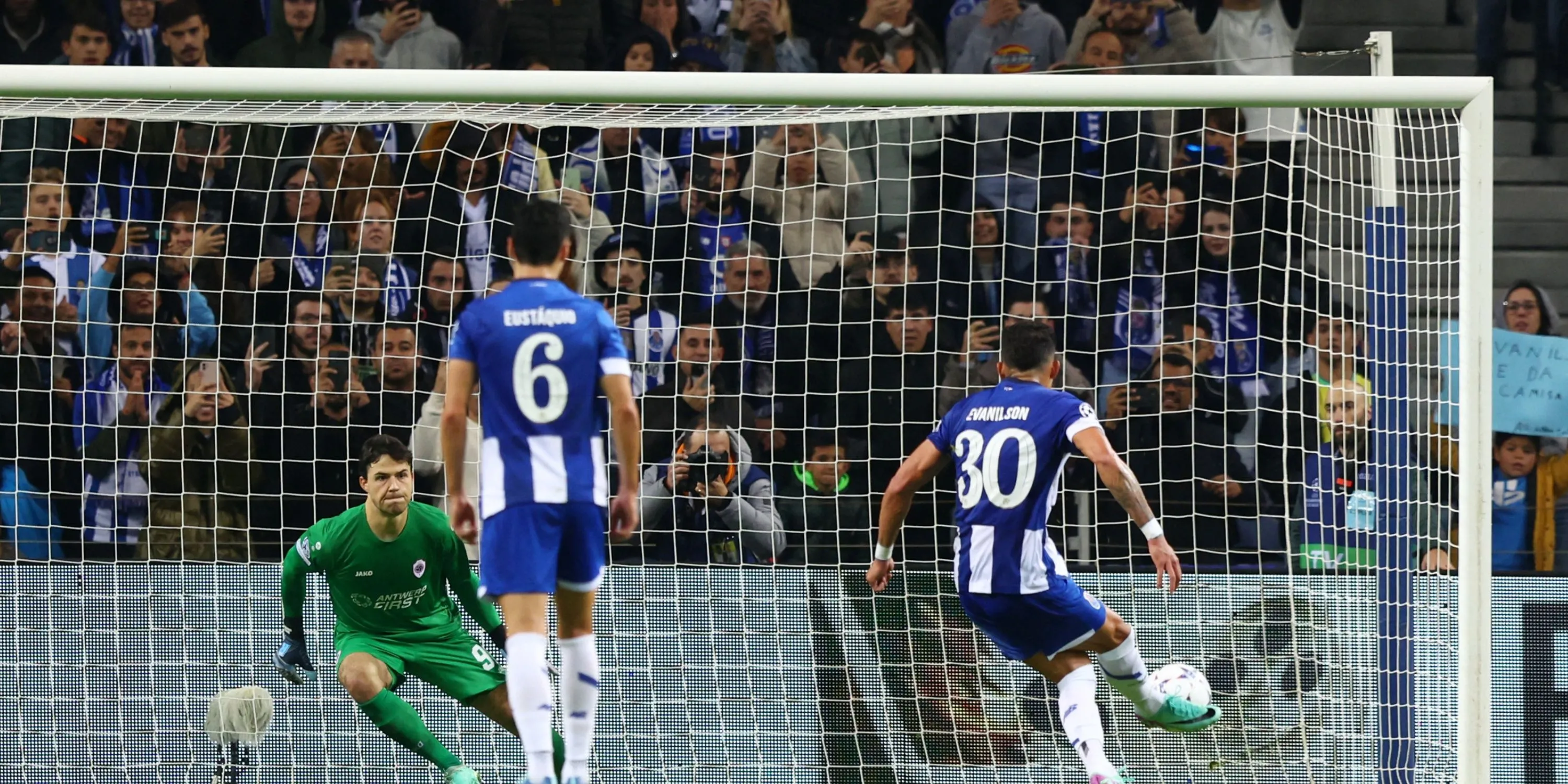 Senne Lammens thi đấu cho Royal Antwerp, thủ môn với chỉ số xG prevented ấn tượng thu hút sự chú ý từ các ông lớn châu Âu.