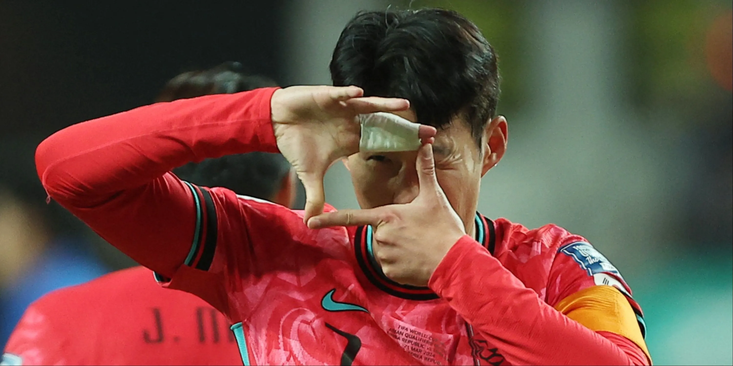 Son Heung-min ăn mừng bàn thắng cho Hàn Quốc