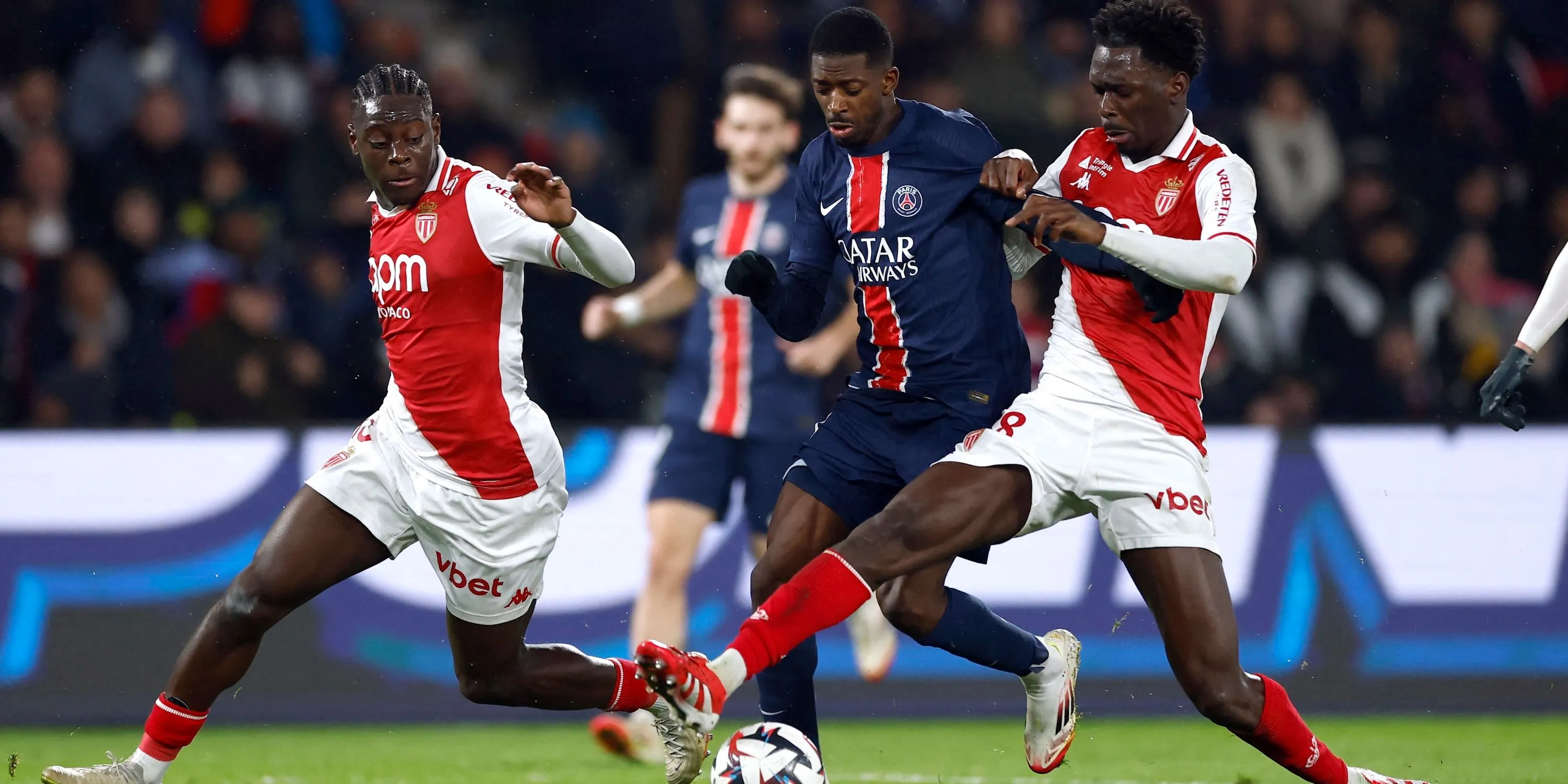 Soungoutou Magassa (AS Monaco) tranh chấp bóng với Ousmane Dembele (PSG)