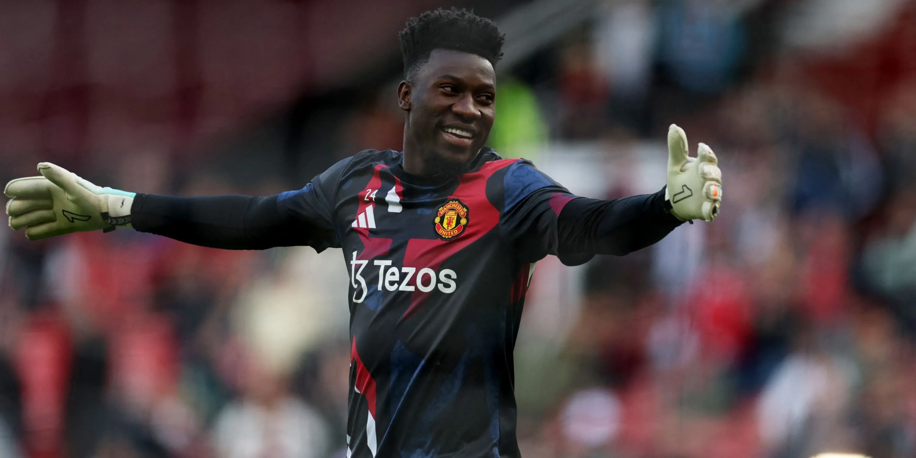 Thủ thành Andre Onana trong một pha ra vào của Manchester United tại Ngoại hạng Anh.