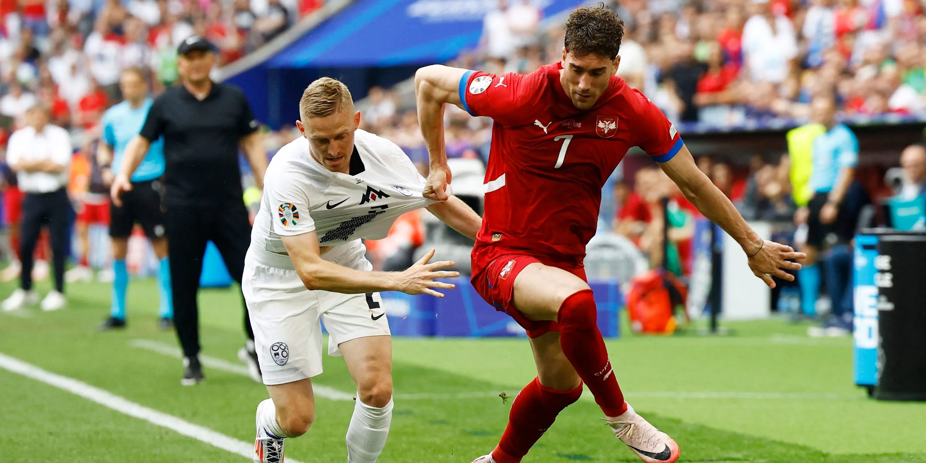 Zan Karnicnik của Slovenia đối đầu với Dusan Vlahovic của Serbia trong một trận đấu quốc tế.