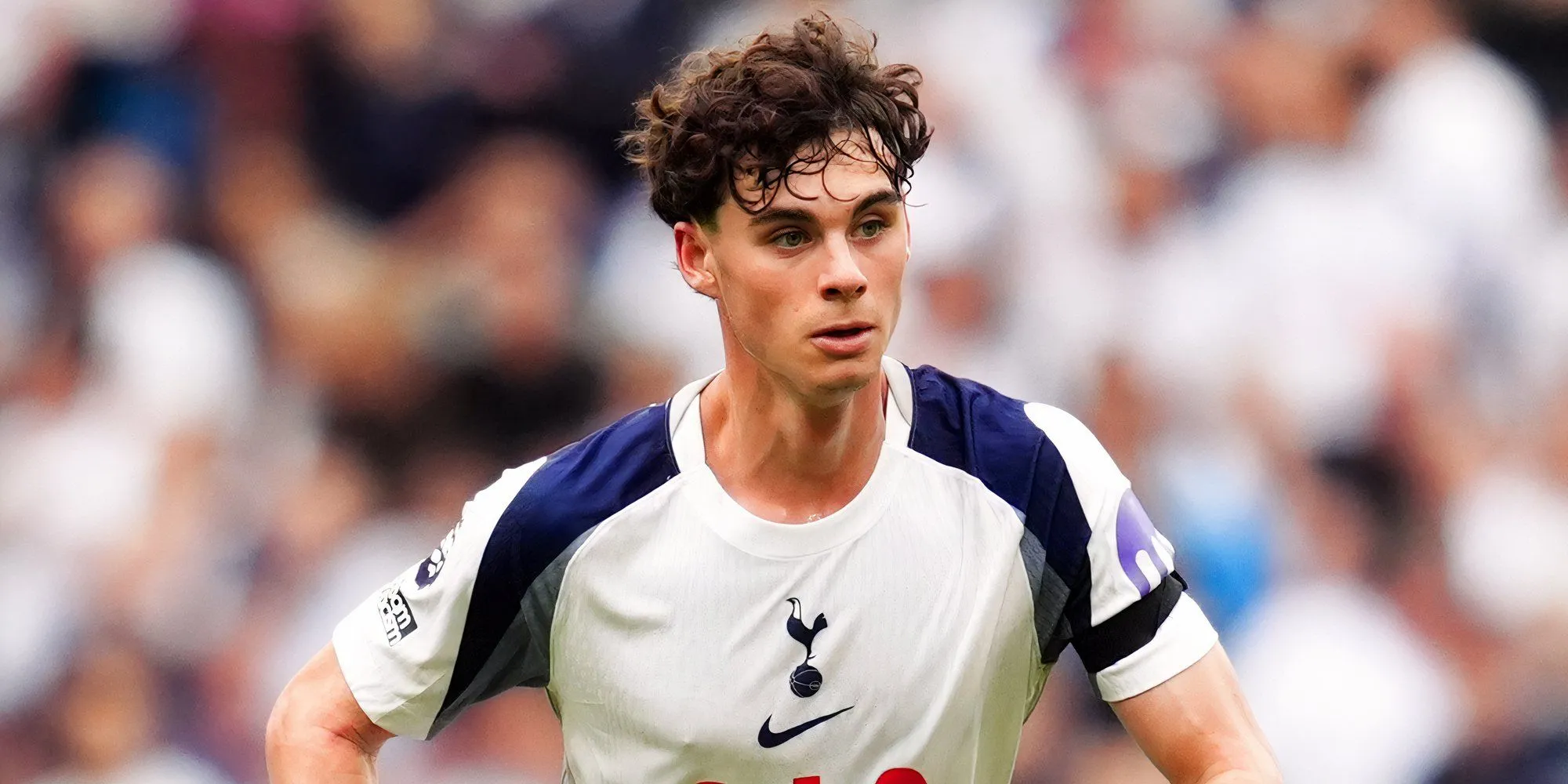Archie Gray thi đấu cho Tottenham