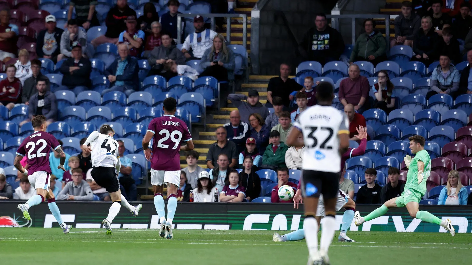 Bobby Clark ghi bàn cho Derby County trước Burnley FC