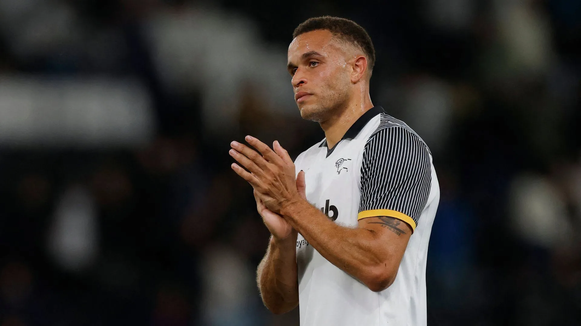 Carlton Morris - Tiền đạo chính thức của Derby County