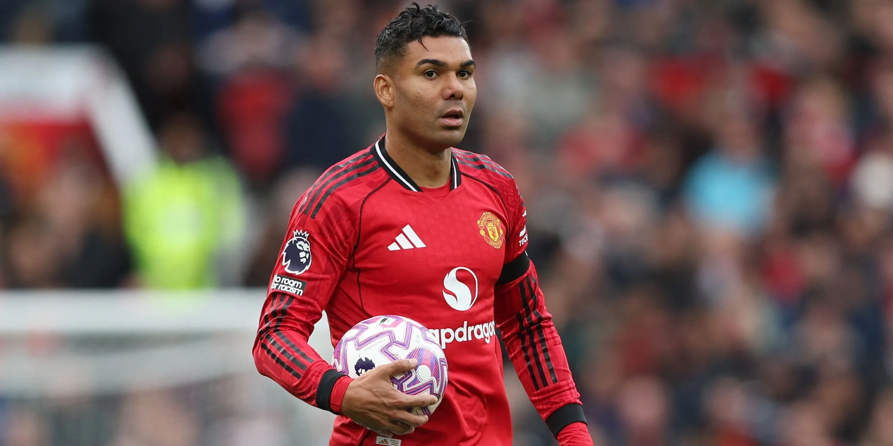 Casemiro của Manchester United thực hiện một pha đánh đầu nguy hiểm từ quả corner của đội bóng