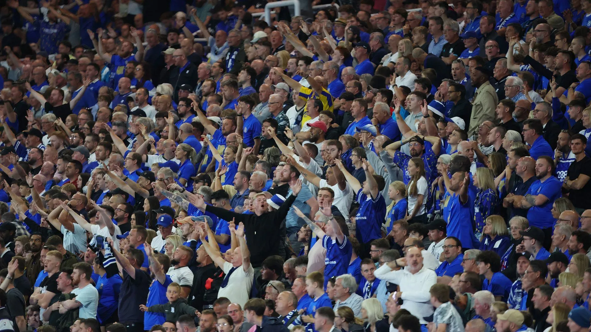 Cầu thủ Kyogo Furuhashi trong màu áo Birmingham City tranh cãi quyết liệt với hàng thủ đối phương