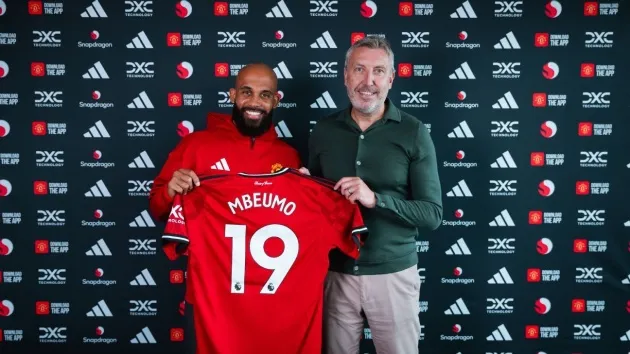 Cầu thủ Manchester United trong một trận đấu Ngoại hạng Anh, thể hiện tinh thần chiến đấu và quyết tâm của đội bóng