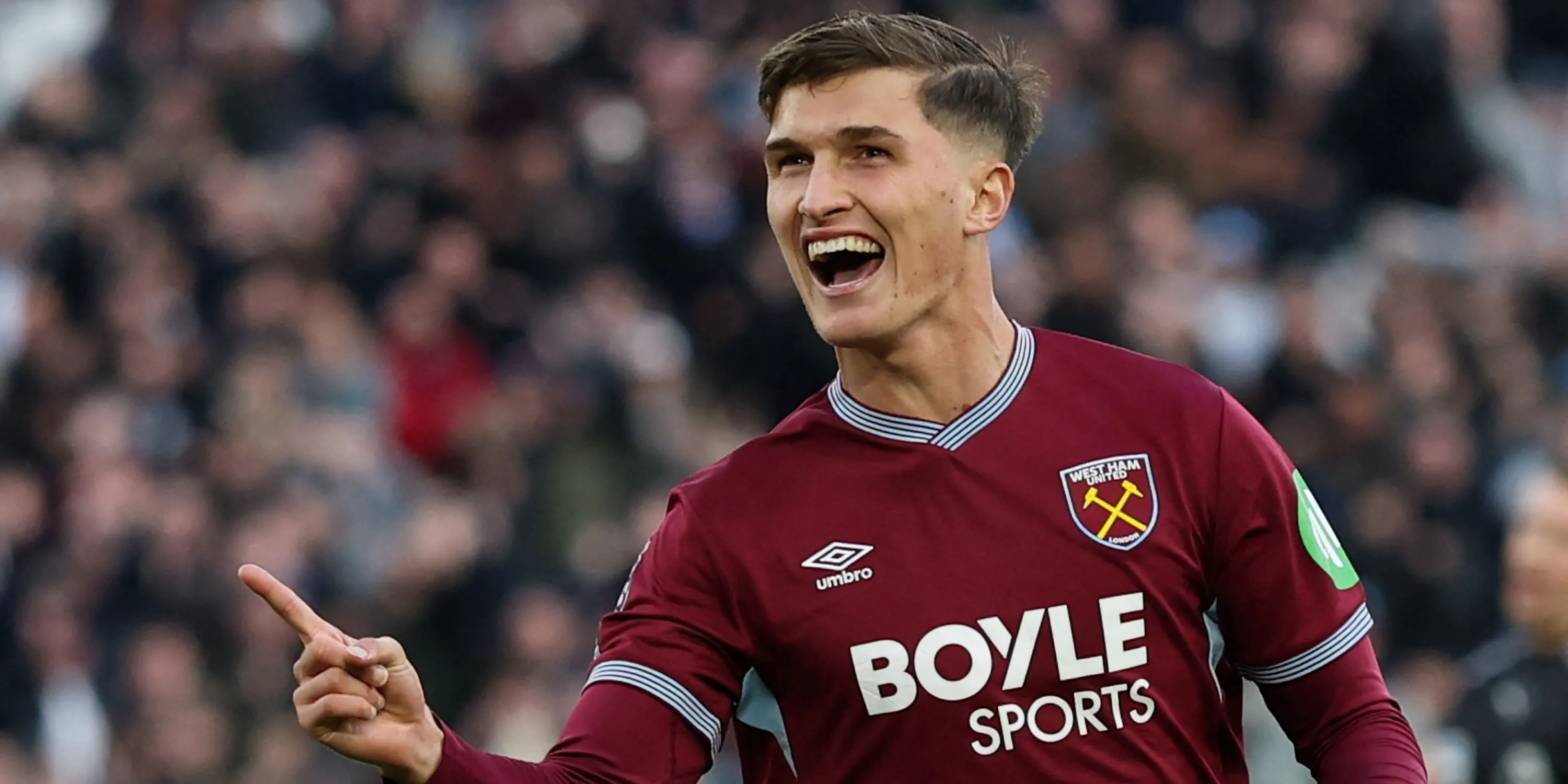 Cầu thủ trẻ Freddie Potts của West Ham United ăn mừng sau một bàn thắng