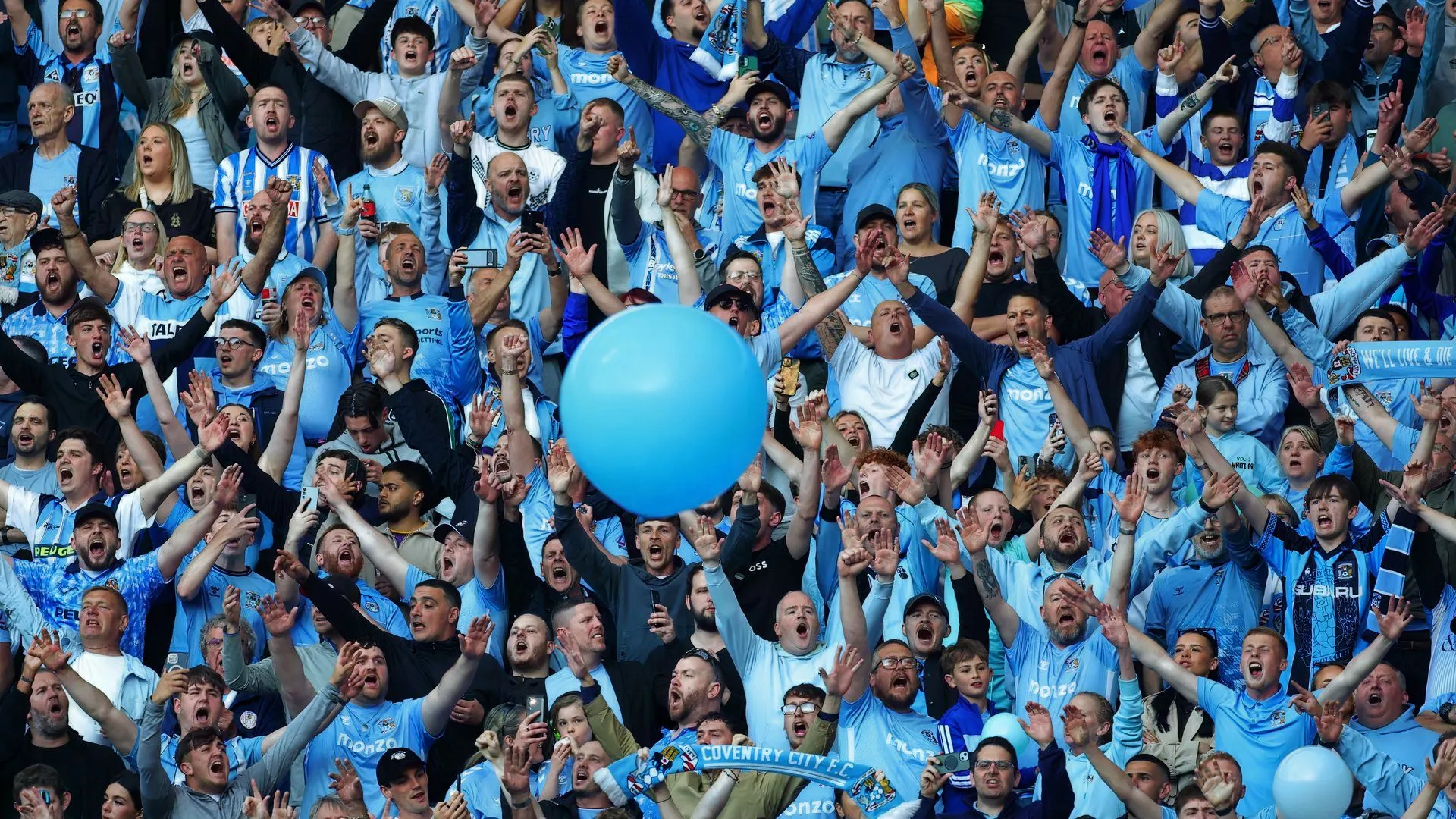 Cổ động viên Coventry City tại sân vận động CBS Arena