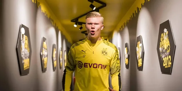 Erling Haaland ký hợp đồng với Borussia Dortmund, bắt đầu hành trình trở thành một trong những tiền đạo xuất sắc nhất thế giới