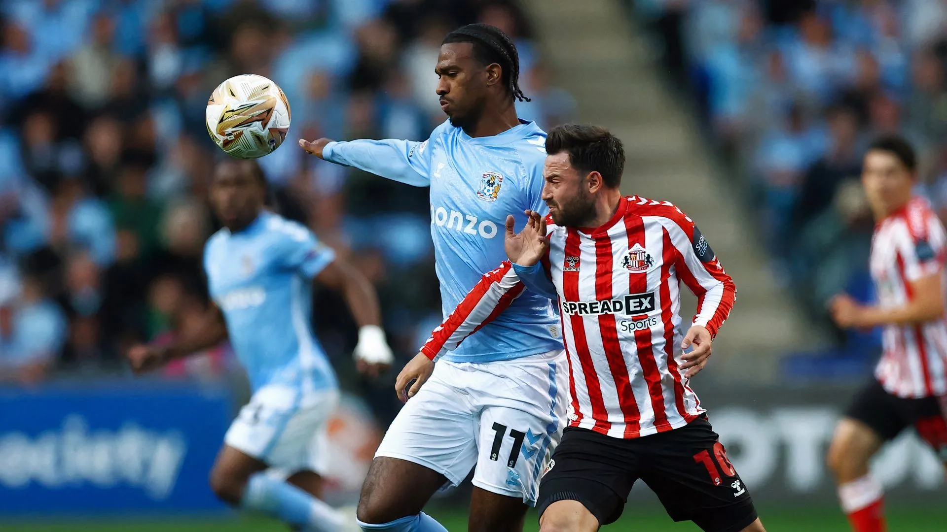 Haji Wright thi đấu cho Coventry City trước Sunderland, hai đội đều có tham vọng lớn