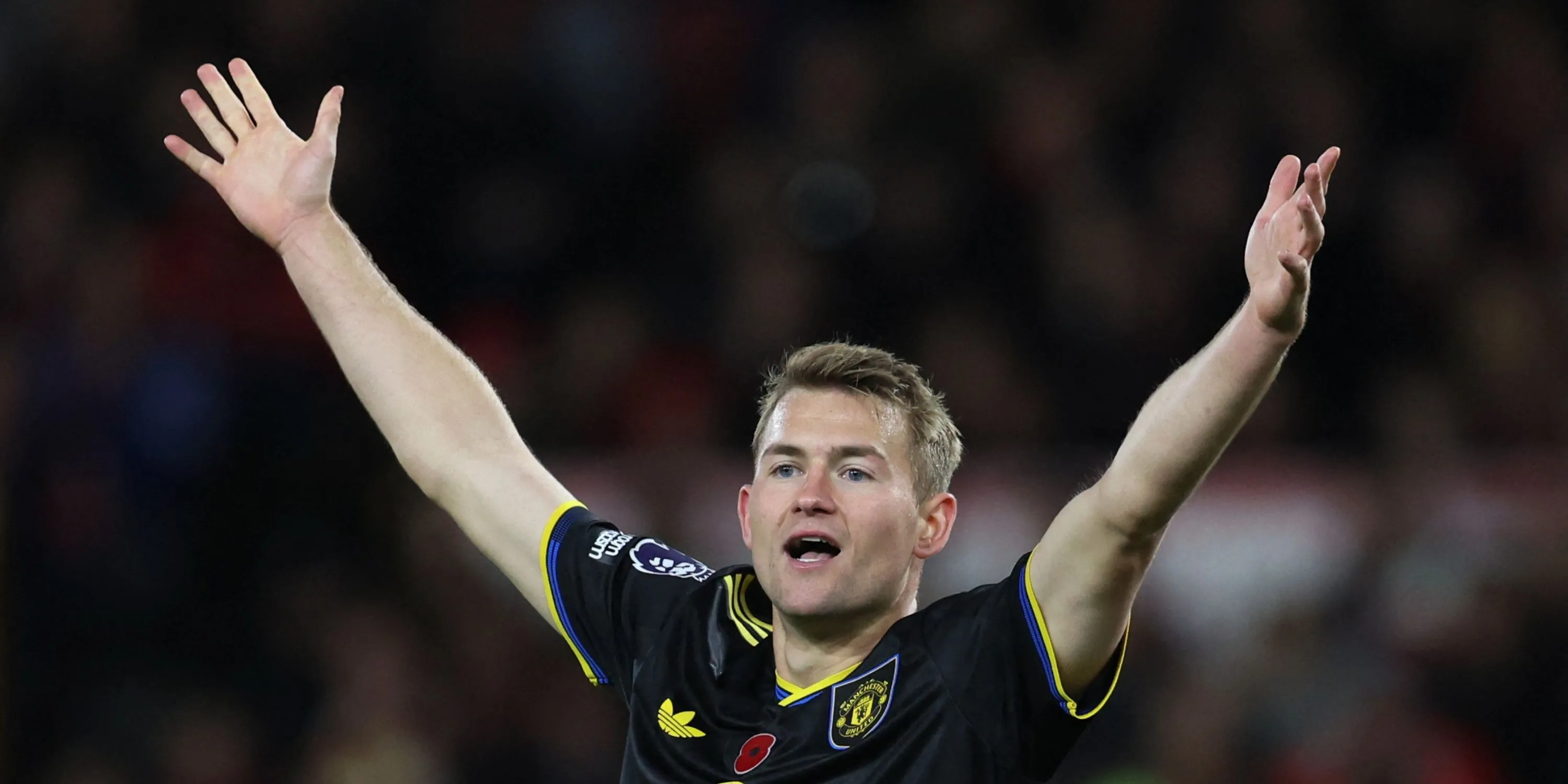 Hậu vệ Matthijs de Ligt của Manchester United trong pha phòng thủ khó khăn trước hàng công của đối phương