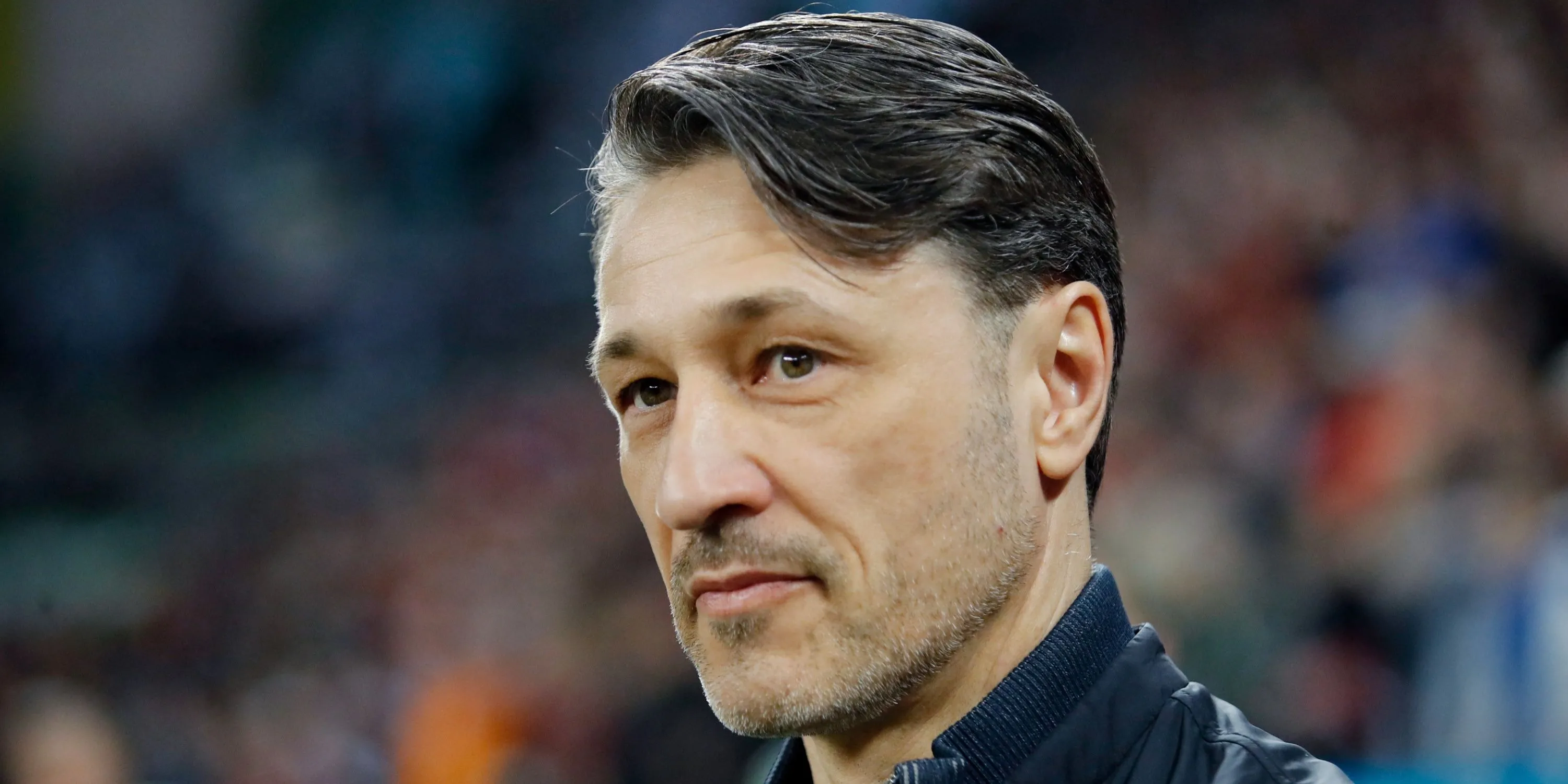HLV Niko Kovac quan sát từ đường biên