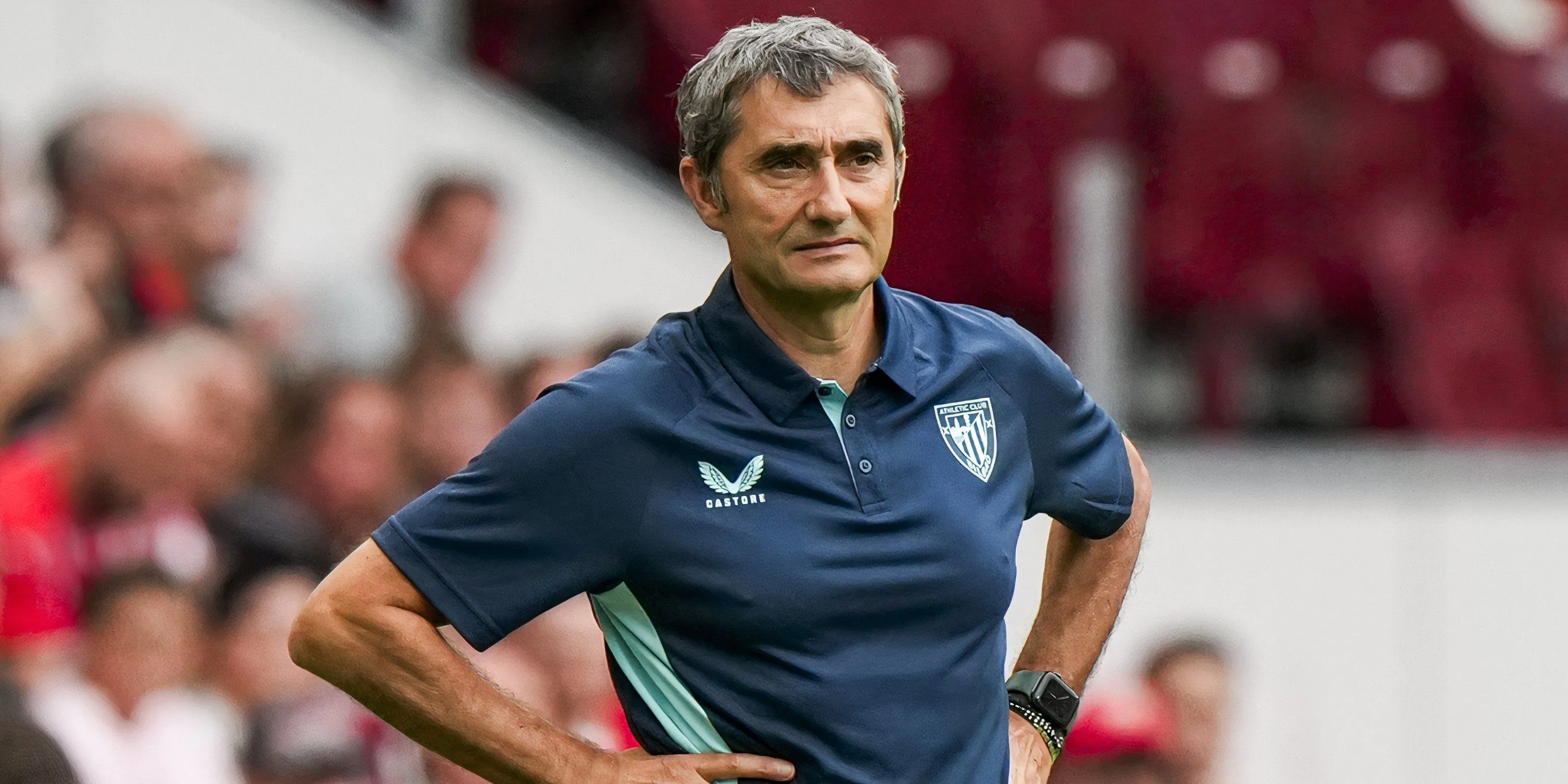 Huấn luyện viên Athletic Bilbao Ernesto Valverde quan sát từ lề sân