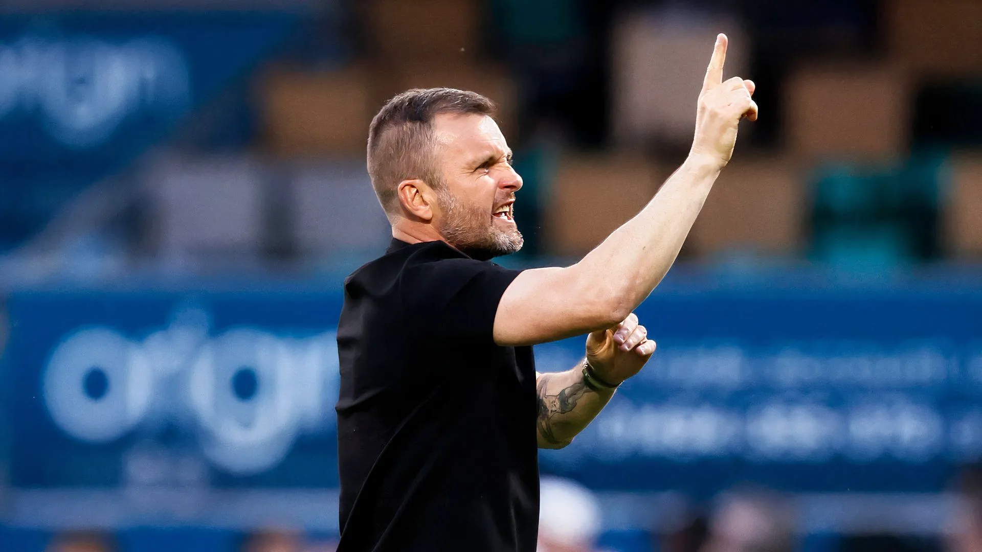 Huấn luyện viên Nathan Jones chỉ đạo đội Charlton Athletic trong trận đấu Championship