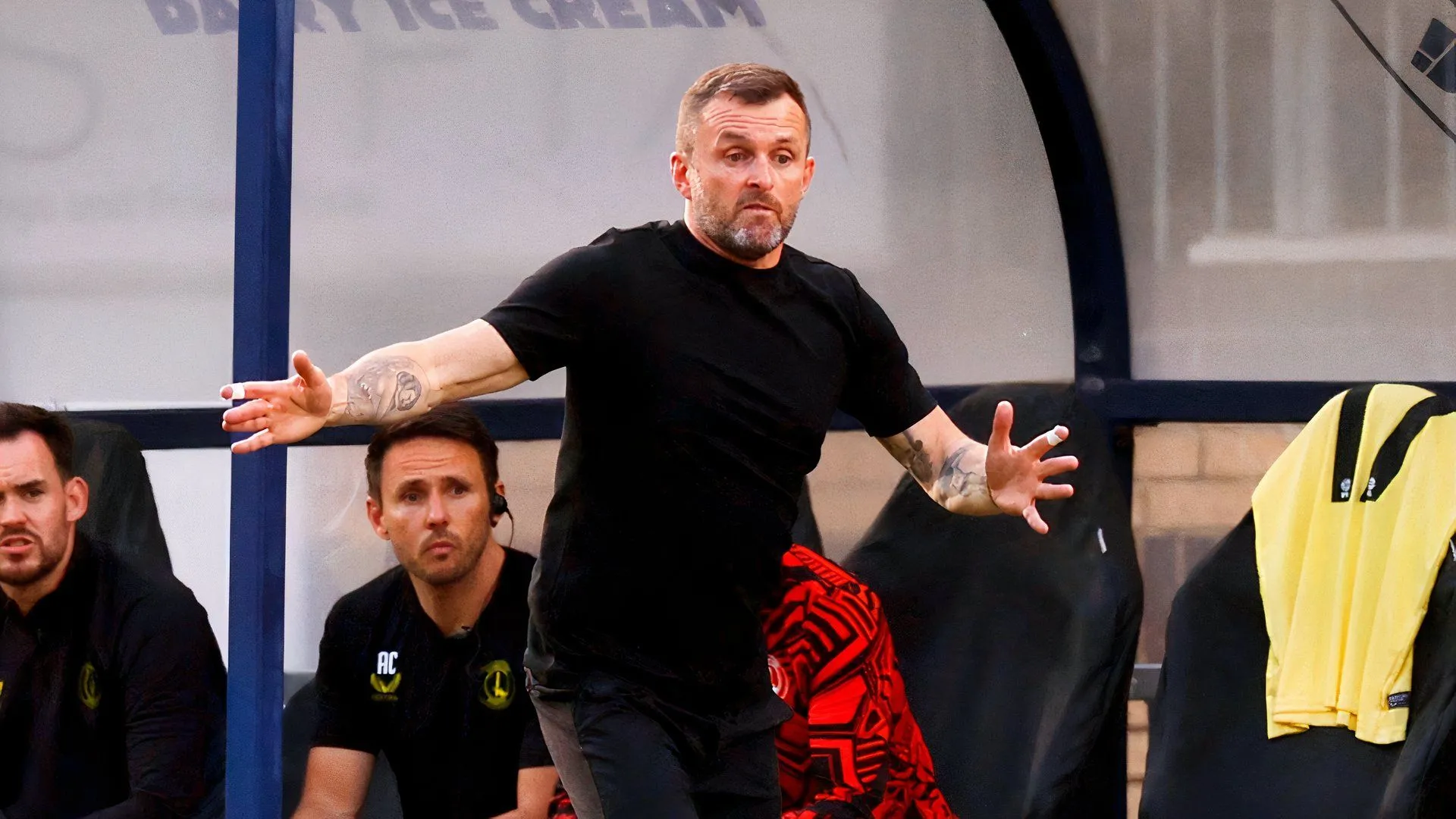 Huấn luyện viên Nathan Jones và các cầu thủ Charlton Athletic ăn mừng chiến thắng trước West Bromwich Albion