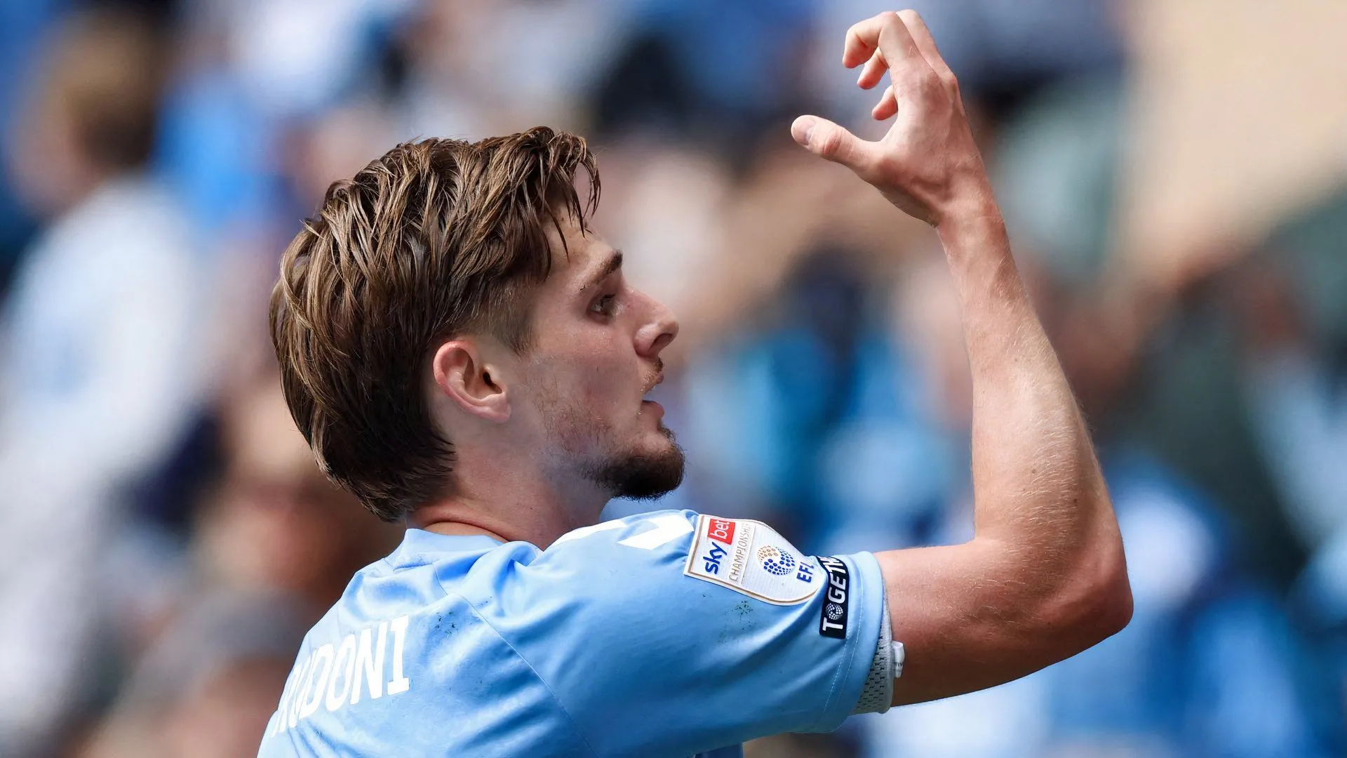 Jack Rudoni trong chiếc áo thi đấu của Coventry City tại CBS Arena