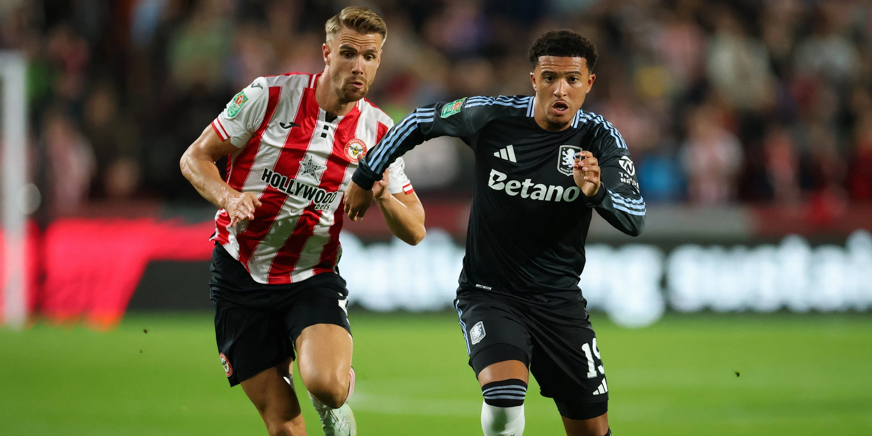 Jadon Sancho thi đấu cho Aston Villa với trang phục áo đấu đỏ của CLB