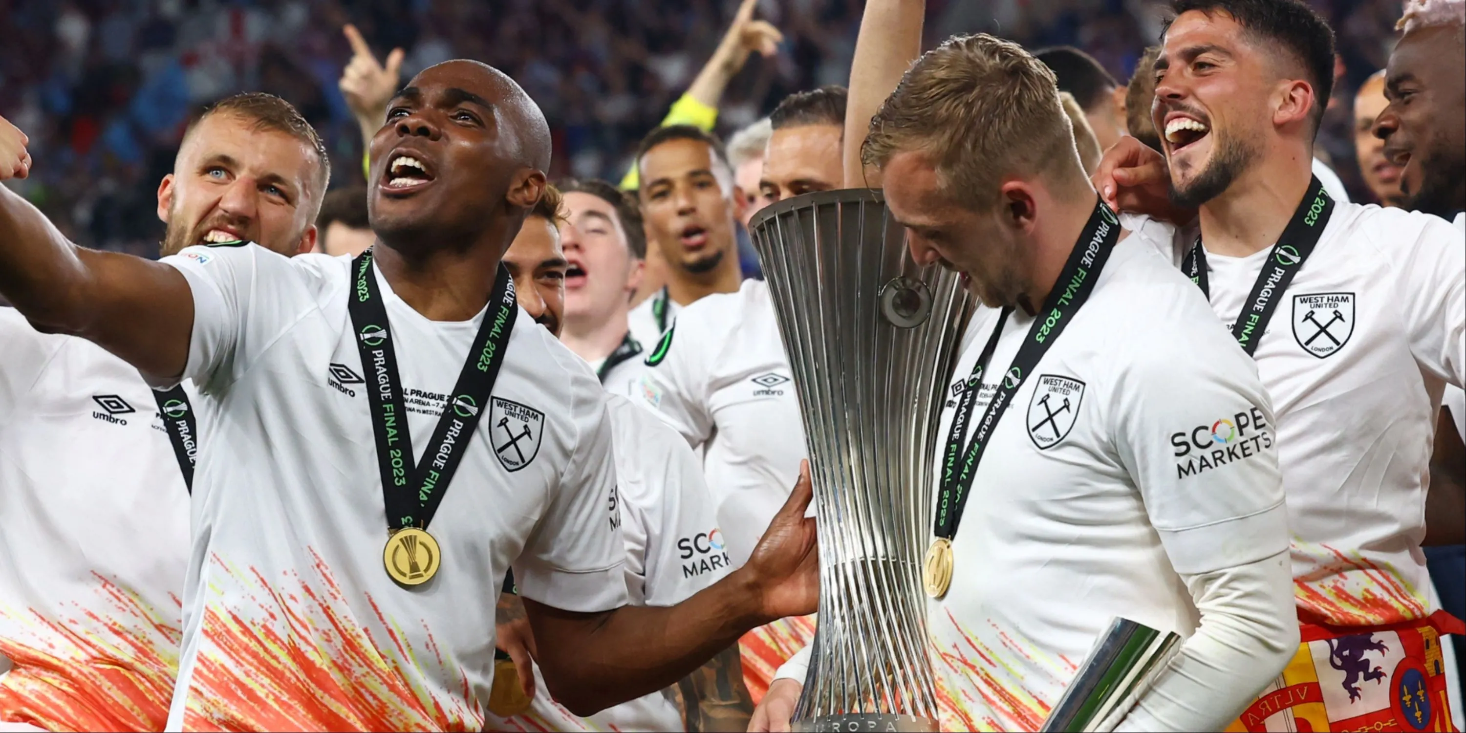 Jarrod Bowen nâng cao chiếc cúp UEFA Europa Conference League - vinh quang lịch sử của West Ham