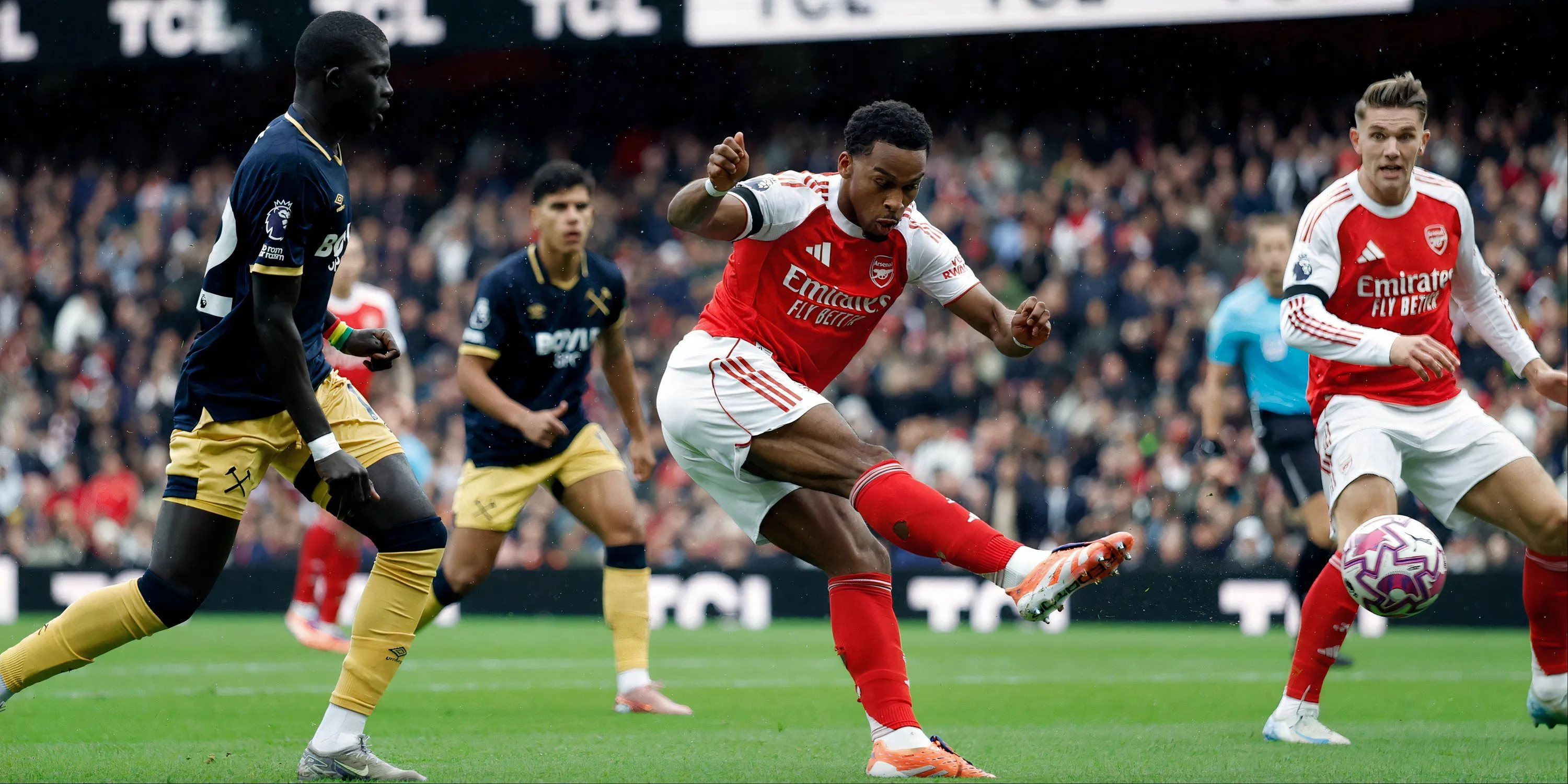 Jurrien Timber thể hiện kỹ năng phòng ngự xuất sắc trong trận đấu giữa Arsenal và West Ham