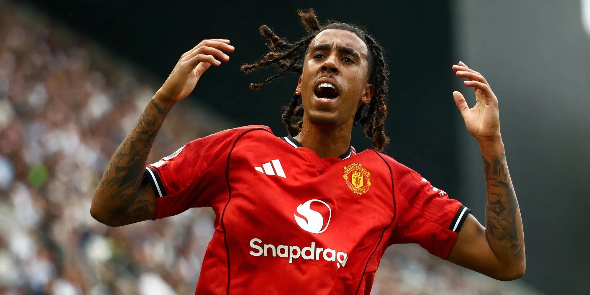 Leny Yoro khoác áo Manchester United