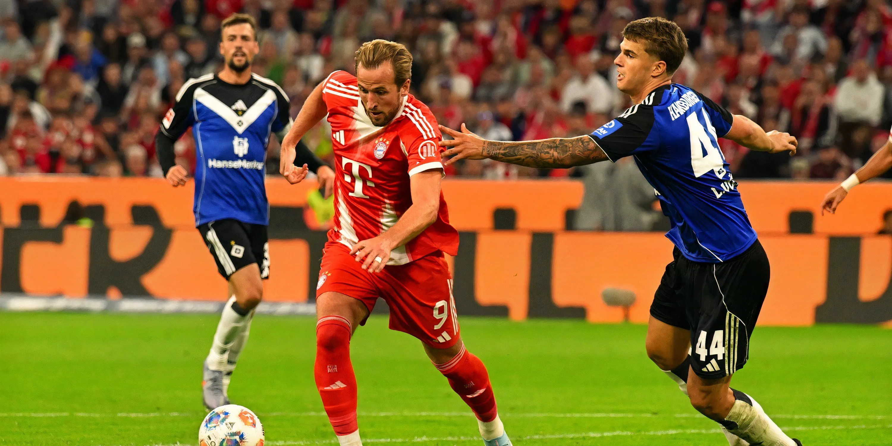 Luka Vuskovic trong cuộc đối đầu với Harry Kane