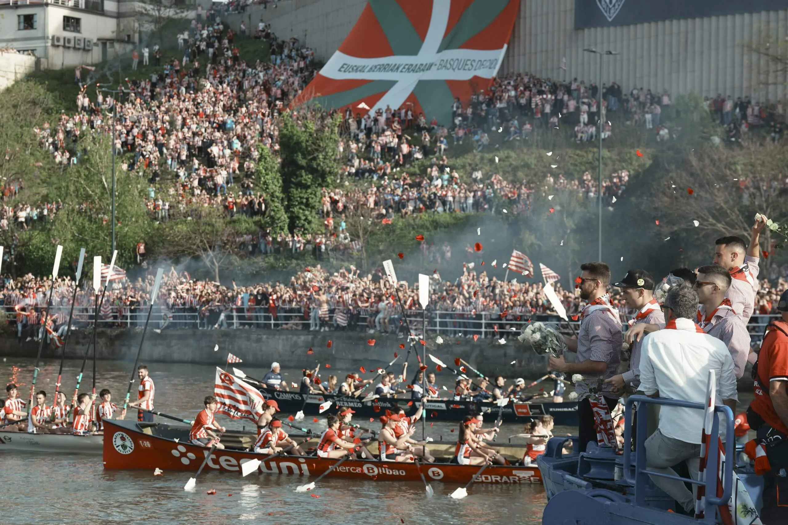 Màn ăn mừng lịch sử của Athletic Club trên sông Nervión sau 40 năm chủ đội một danh hiệu lớn