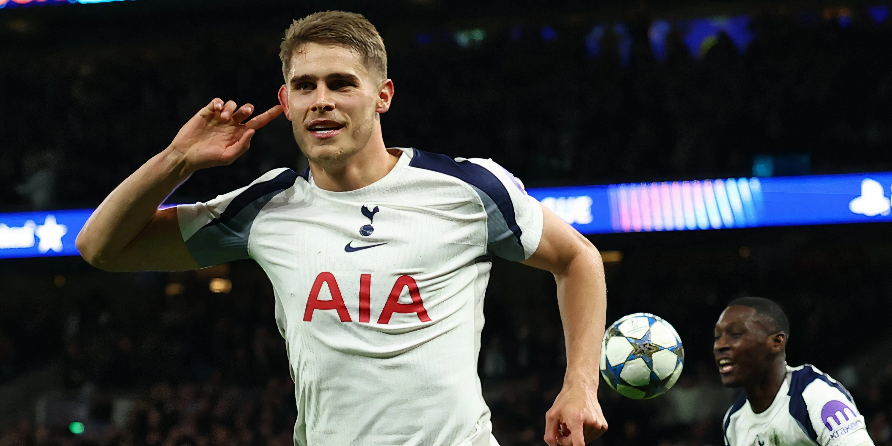 Micky van de Ven tỏa sáng ở Champions League với Tottenham
