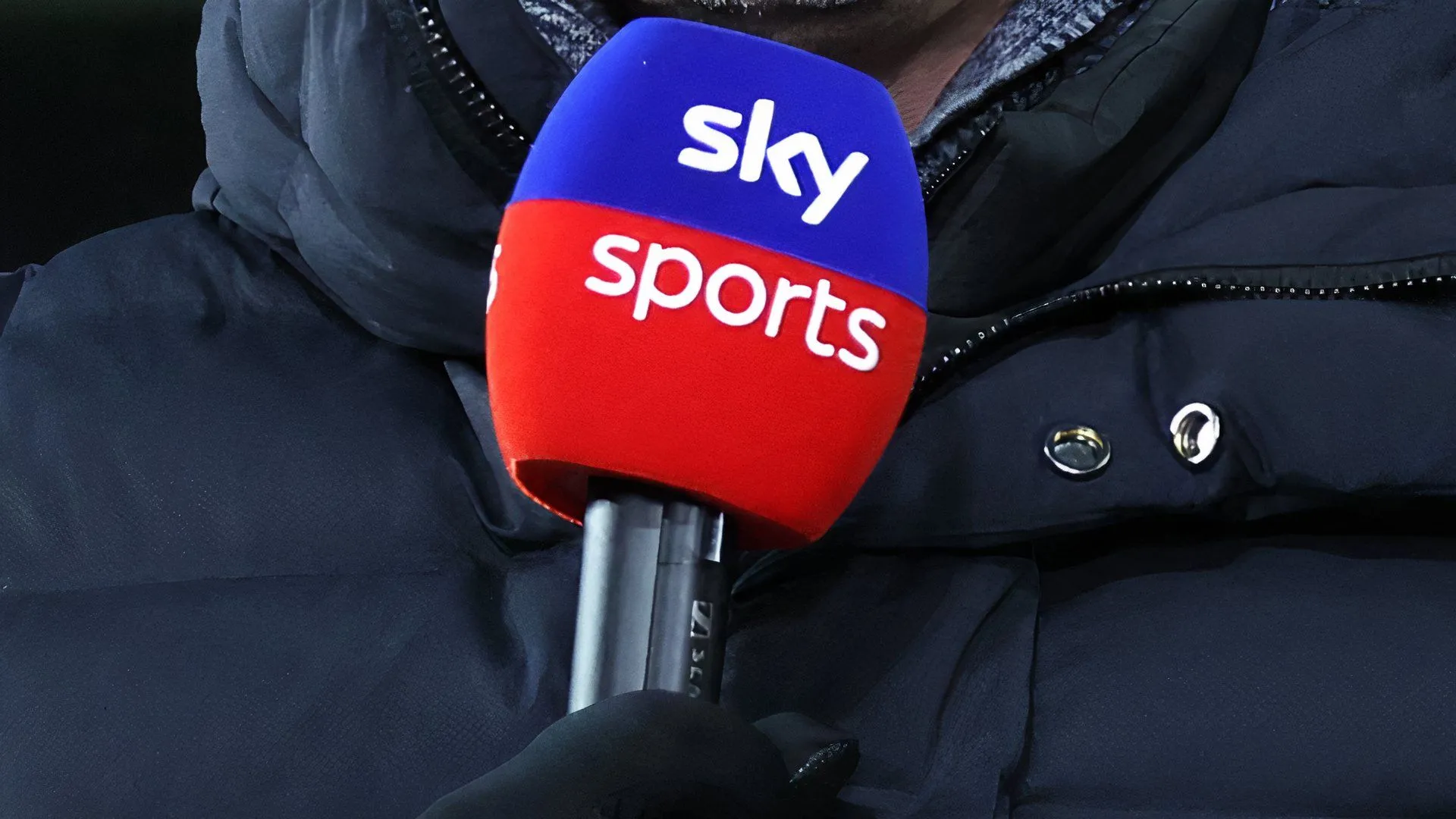 Microphone của Sky Sports tại một sự kiện phát sóng bóng đá Anh