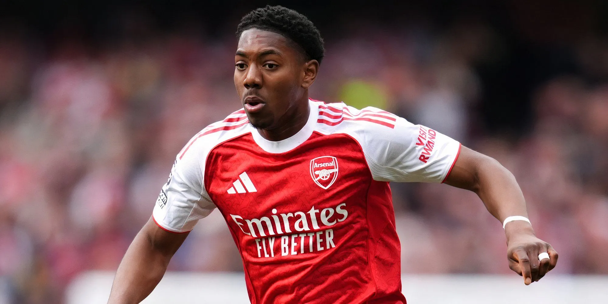 Myles Lewis-Skelly ra sân cho Arsenal