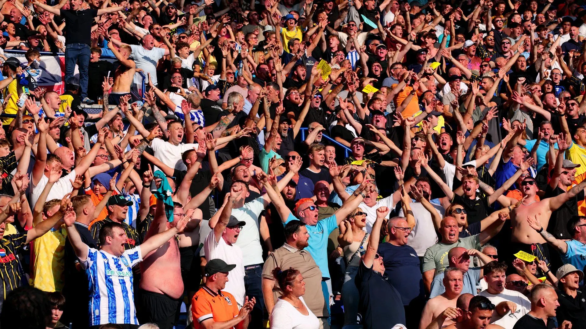 Những người hâm mộ Sheffield Wednesday tạo nên bầu không khí sôi động tại Hillsborough