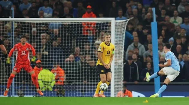 Phil Foden ghi bàn mở tỷ số cho Manchester City trong trận đấu với Dortmund