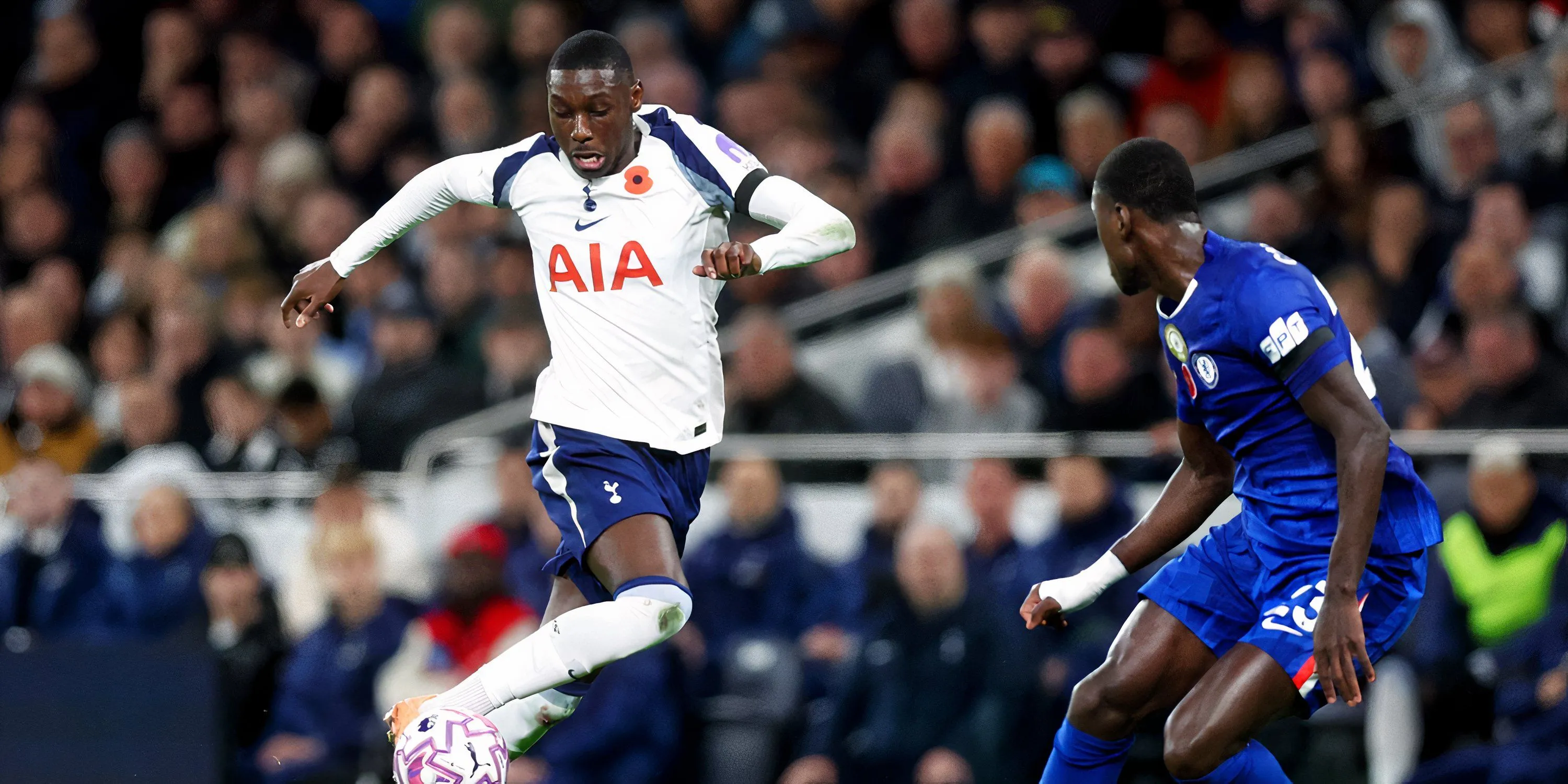 Randal Kolo Muani thi đấu cho Tottenham Hotspur với áo trắng