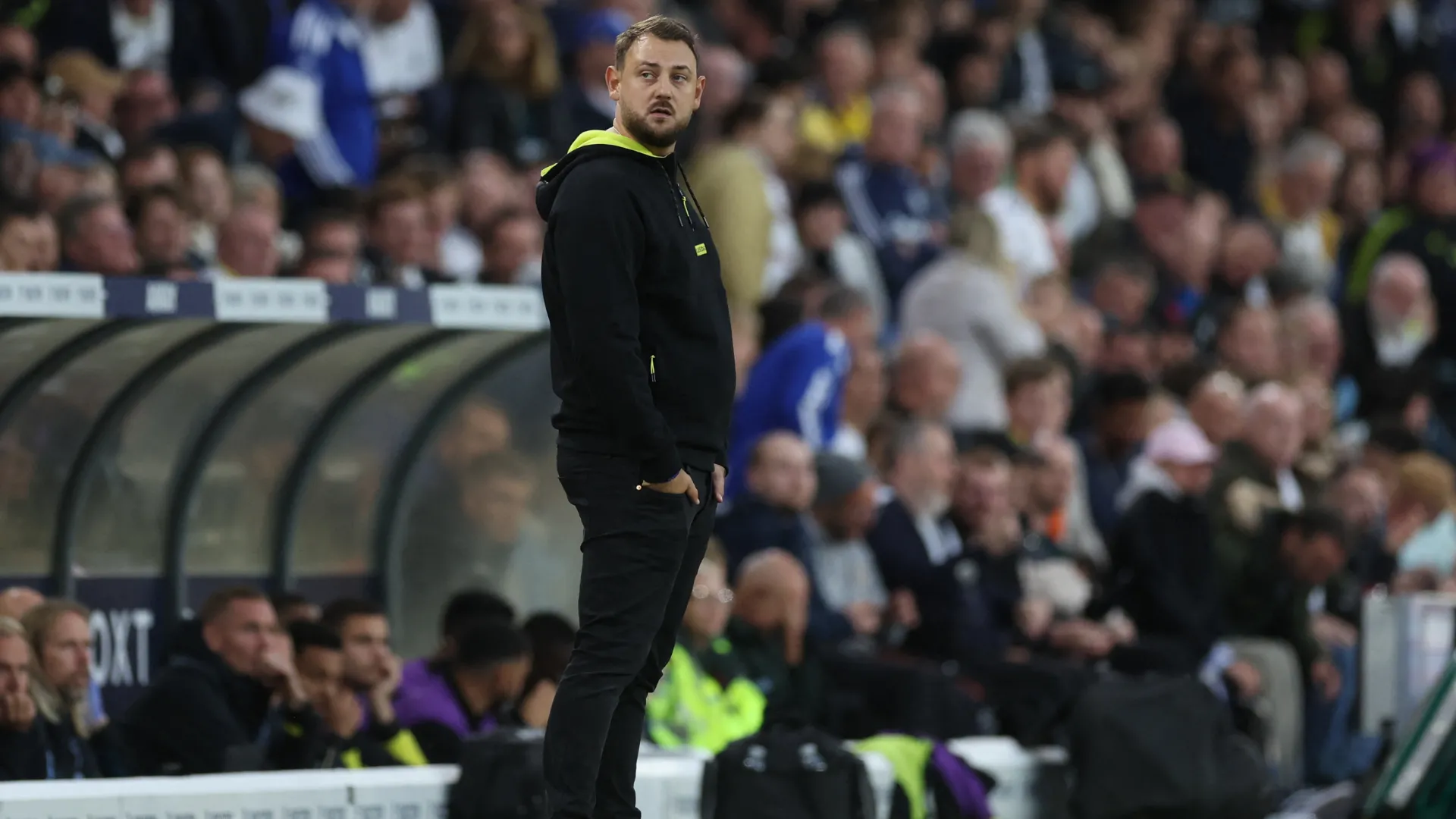 René Maric khi còn là phó huấn luyện viên tại Leeds United trong trận đấu Premier League giữa Leeds và Aston Villa