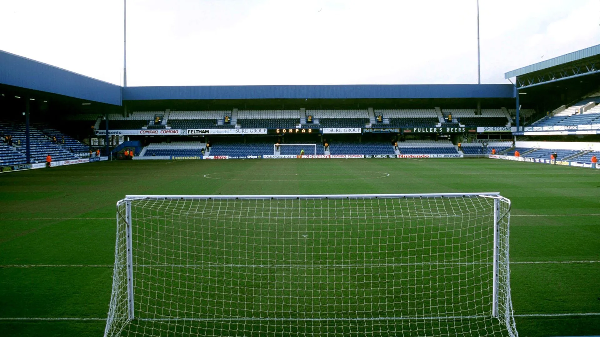 Sân Loftus Road, căn cứ địa của Queens Park Rangers, năm 1996