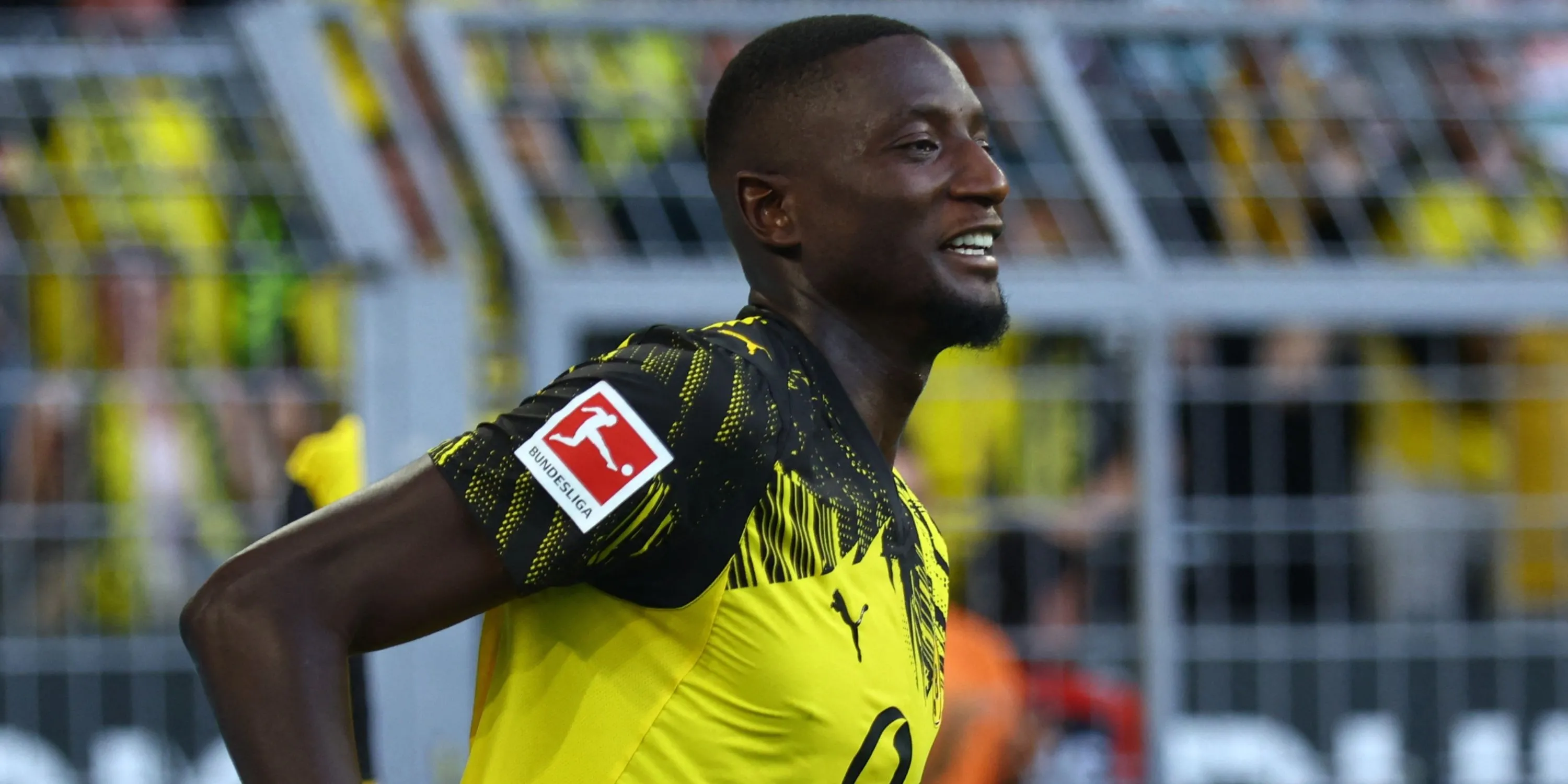Serhou Guirassy trong tình huống tranh bóng cho Borussia Dortmund