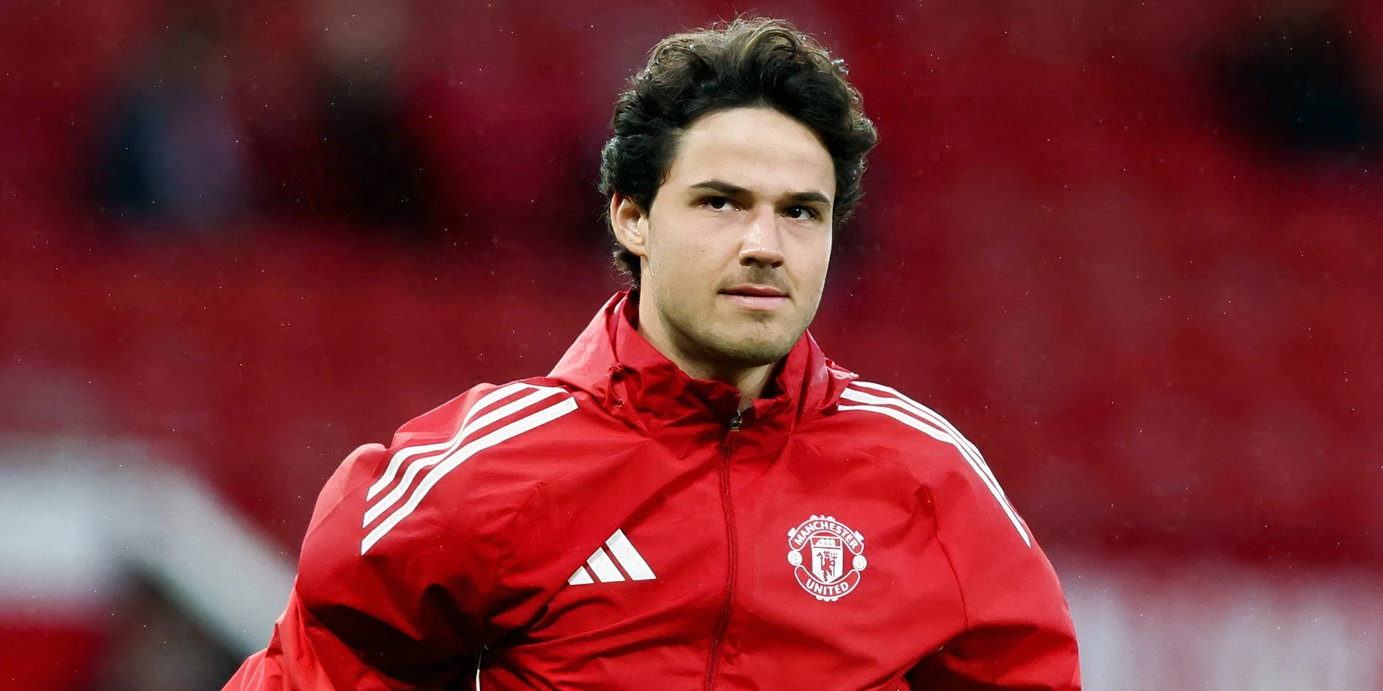 Thủ môn Senne Lammels của Manchester United trong trang phục đỏ chủ nhà