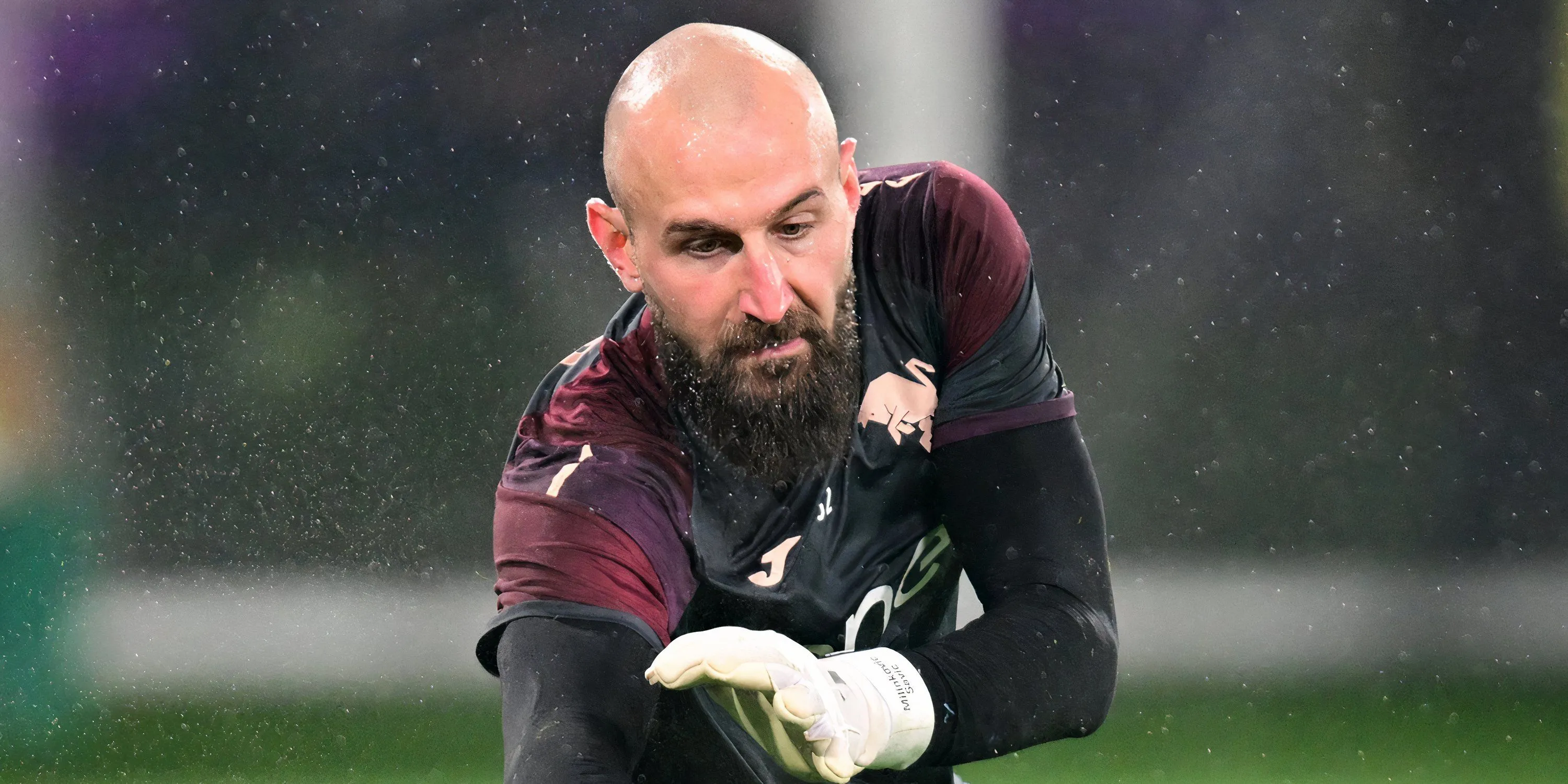 Thủ môn Vanja Milinkovic-Savic ở Torino thực hiện một pha cứu thua quan trọng