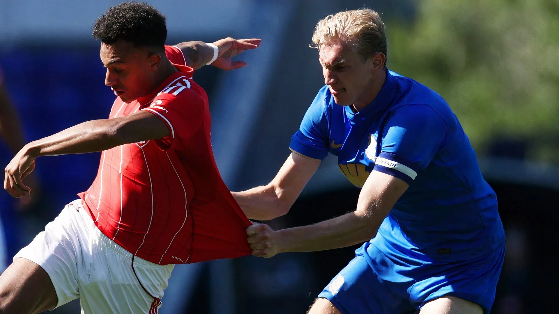 Thủ quân Christoph Klarer của Birmingham City trong trận đấu với Nottingham Forest